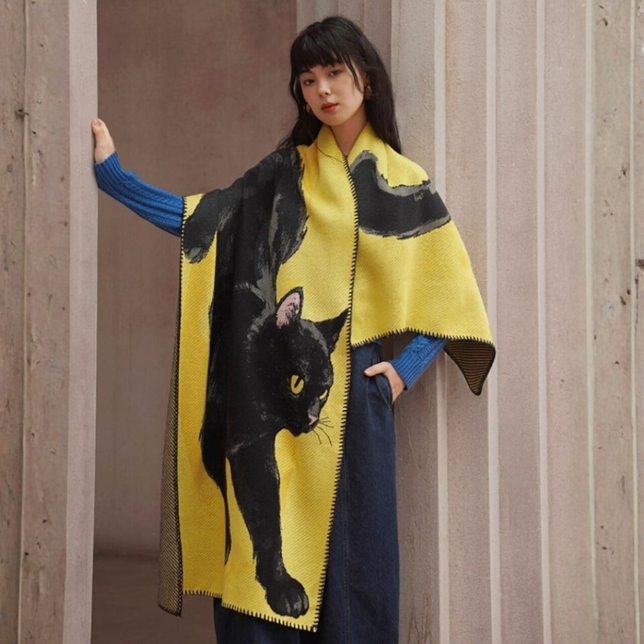 夜影を纏う黒猫ショール