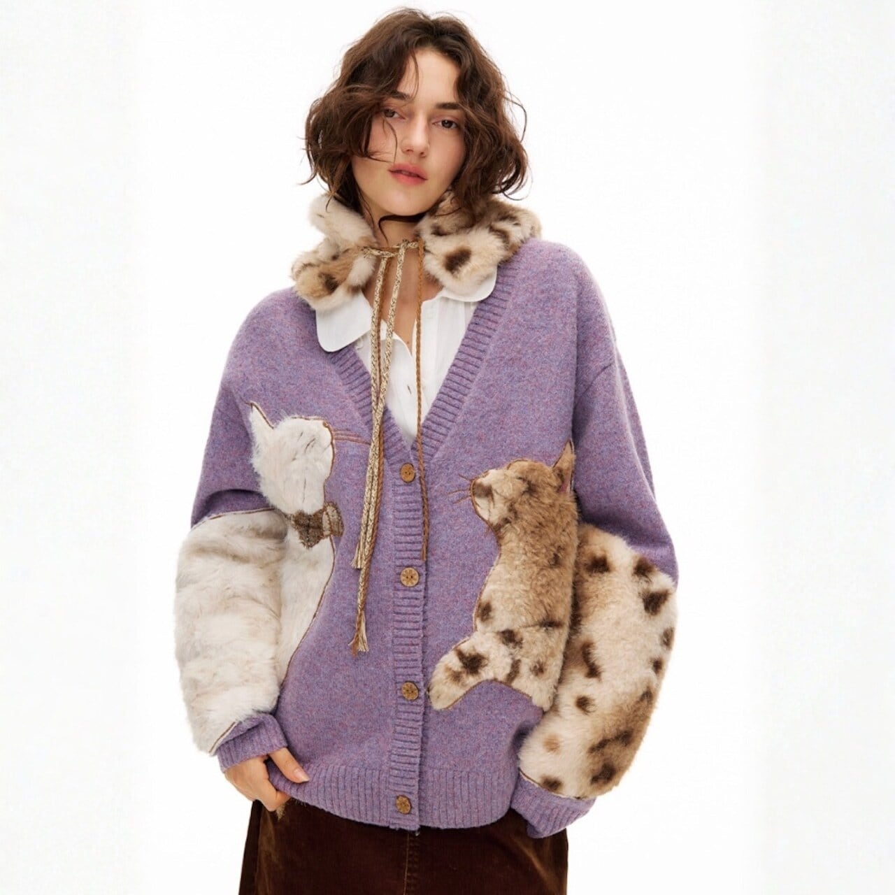 冬の森で寄り添う二匹の猫たちのふわもこカーディガン