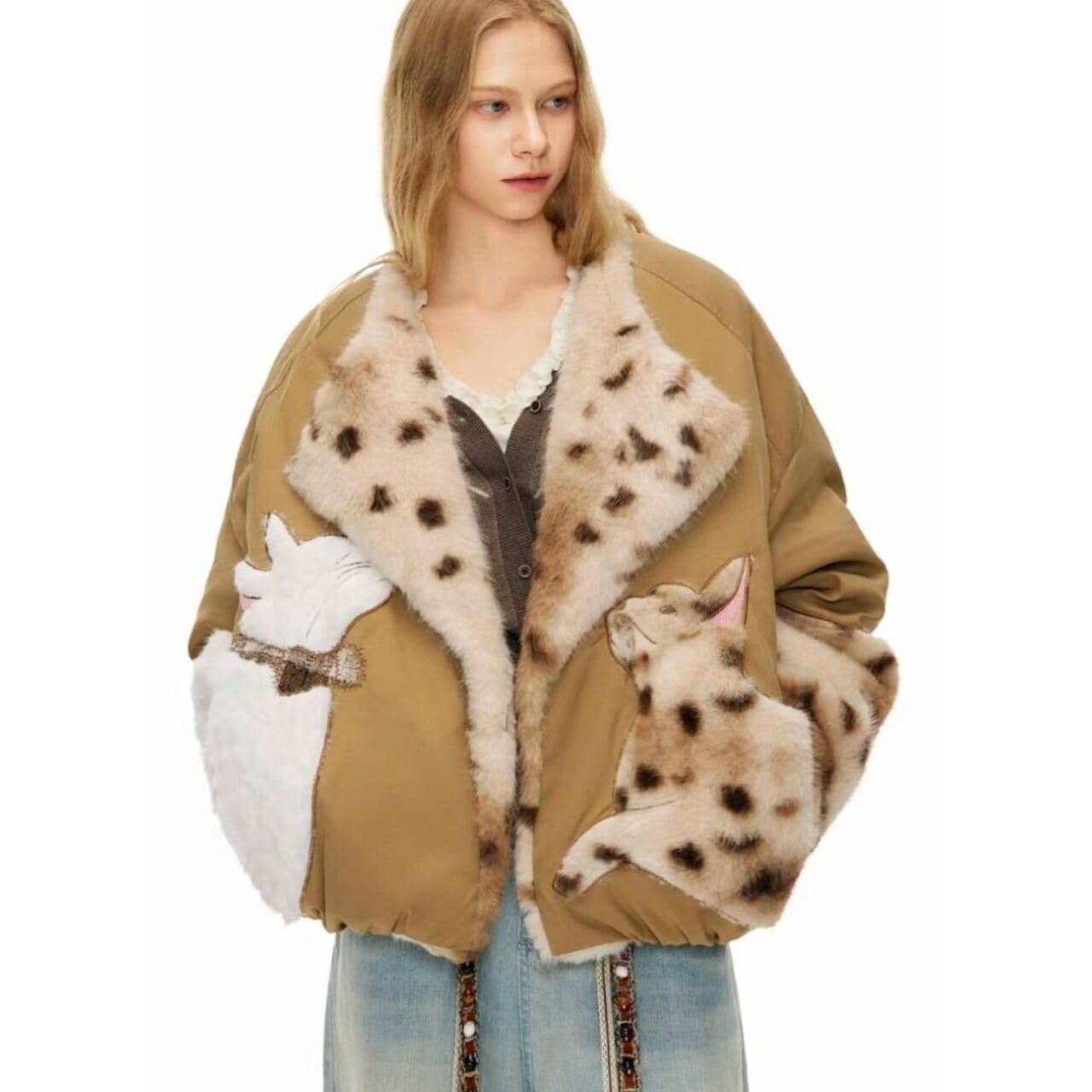 冬の森で寄り添う二匹の猫のダウンジャケット