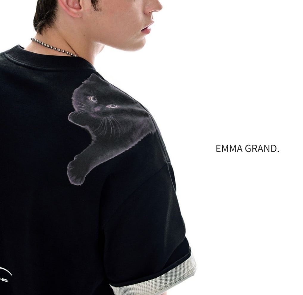 ハートのロケットチャーム付 肩越しにこちらを見つめる黒猫のオーバーTシャツ