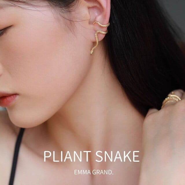 しなやかに耳元で這うゴールド蛇のビアス（イヤリング）