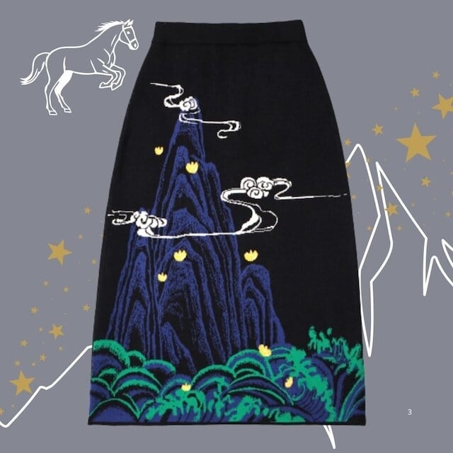 月夜にそびえる青い山のニットスカート