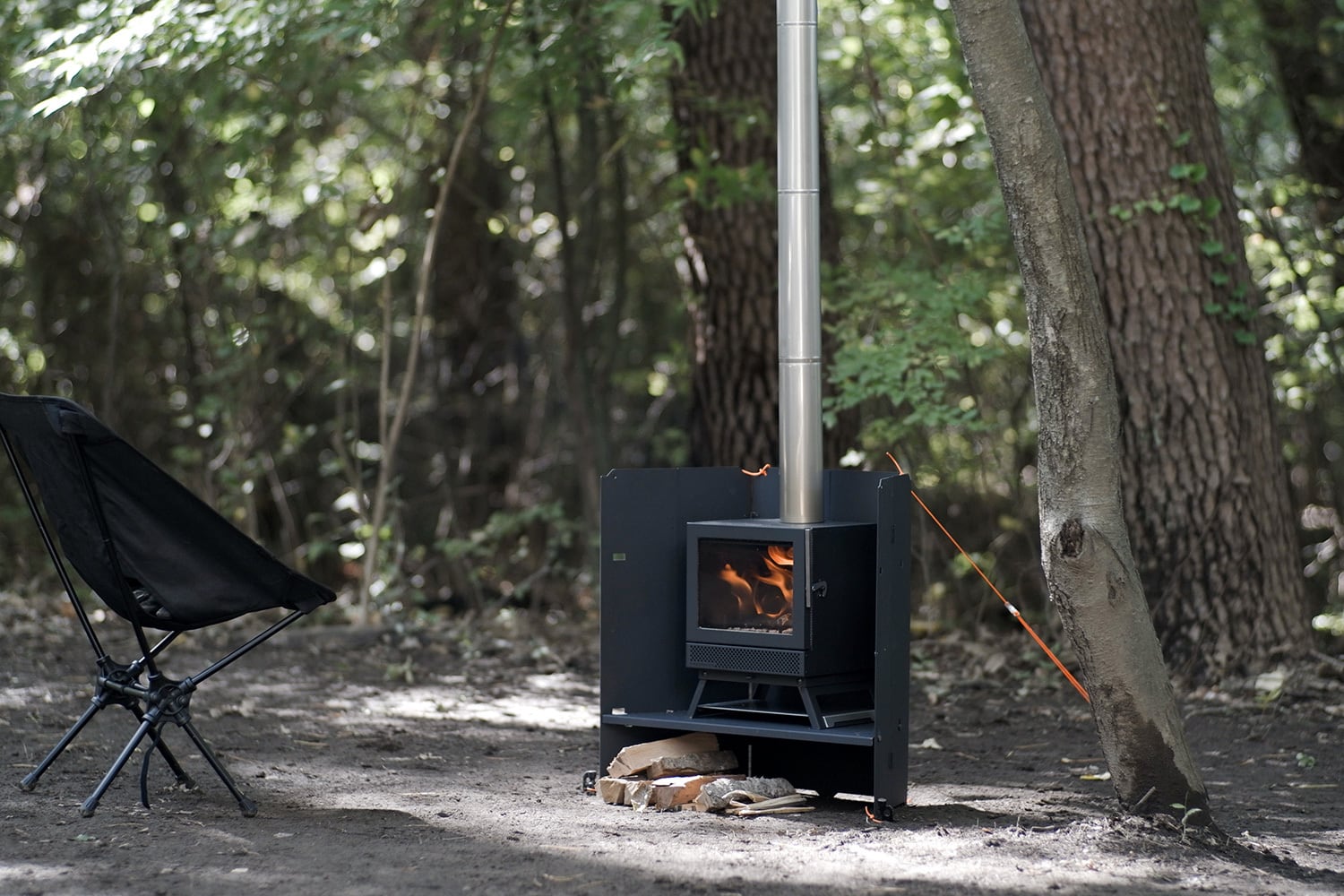 BLISS-mini専用のストーブスタンドが登場。
風除けとしても機能し、棚板の高さは２段階で調整が可能です。