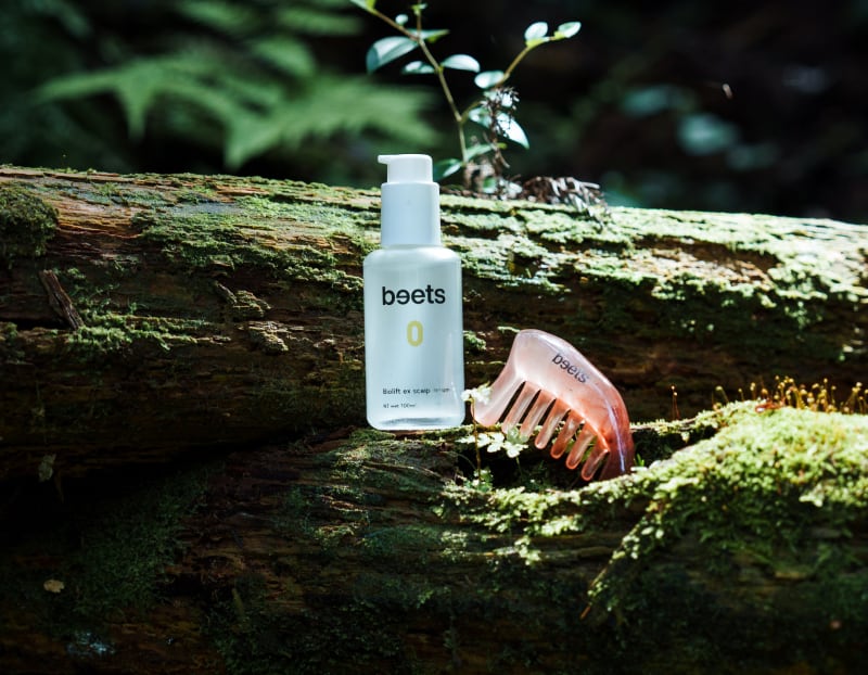 「業界初」 lift careとscalp careが叶う髪質改善最新セラム。beets バイオリフトイーエックススキャルプセラムは、美容革命をもたらす、36種類の美容成分配合しており 韓国で医薬品や医療に使用される成分DMCell特許成分であるHairMax7に加え、キャピシル、リデンシルを特別に配合し、髪の成⾧因子促進・脱毛因子抑制・毛髪サイクル調整（頭皮環境）、３つの毛髪発展に特化した成分を配合。細毛、エイジング毛にも改善効果が期待できます。お顔のリフトアップを実現し、最先端成分で肌のターンオーバーを整え、しわやたるみを改善します。
またカッサをすると頭皮の毛穴が開くため、美容セラムの浸透がよくなります。