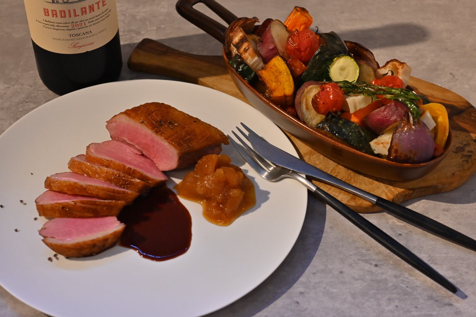 鴨胸肉の炭火焼き　お野菜と赤ワインソース