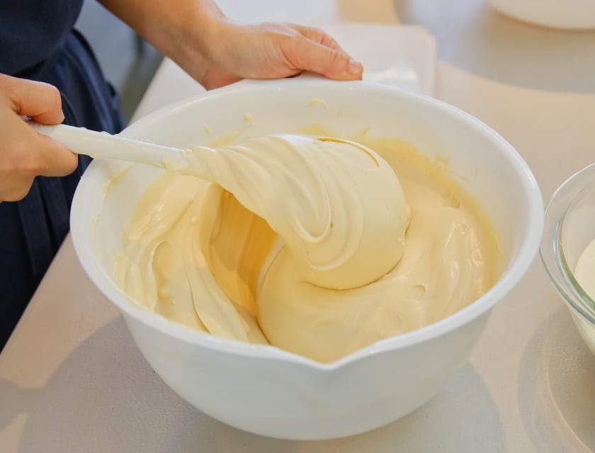 生クリームを混ぜている画像