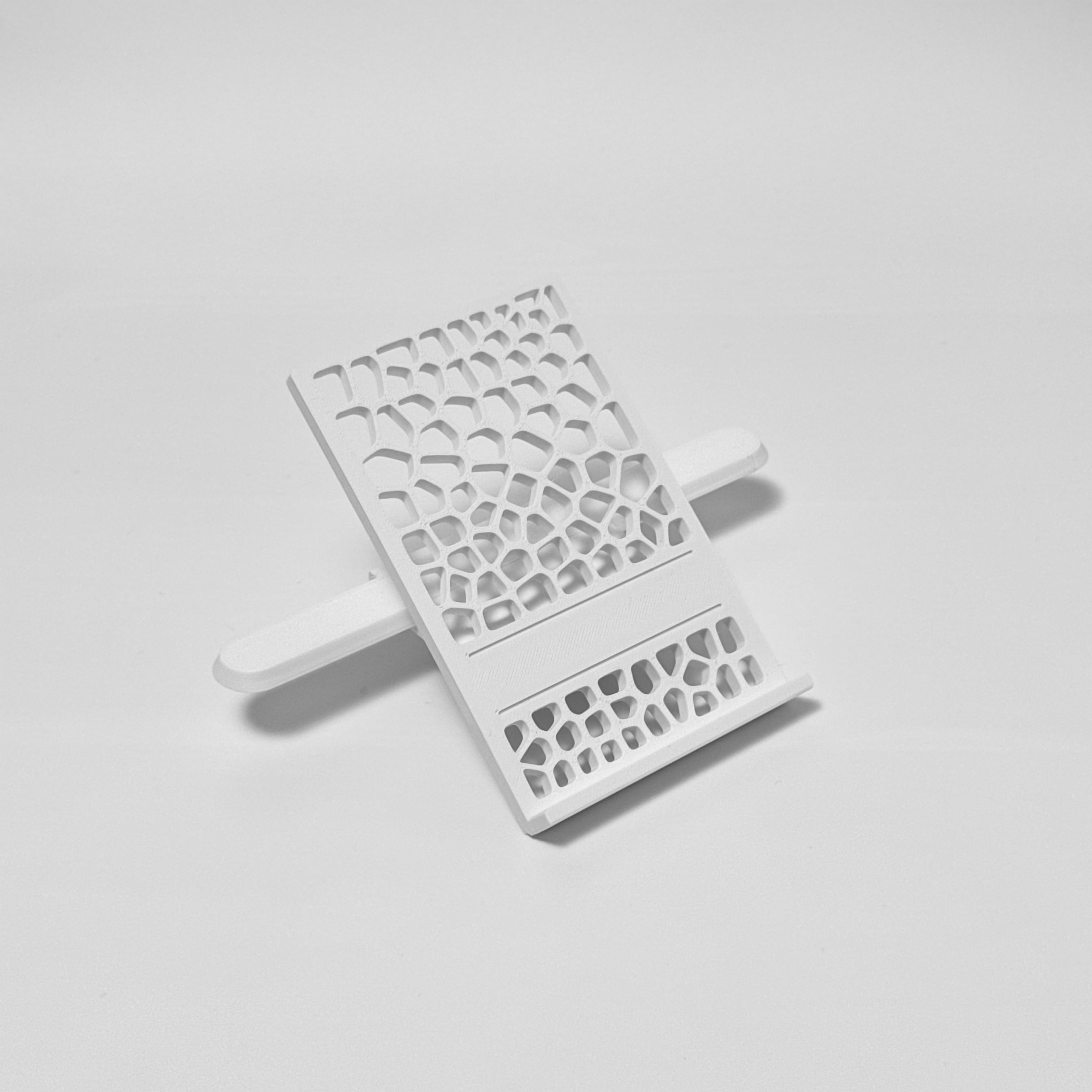 「デスクシェルフに、拡張という名の軌道を。」
MODU-LINER（モジュ・ライナー）は、デスクシェルフの天板下に専用スライダーを設置し、多様なモジュールを自在にレイアウトできるスライド式拡張システムです。