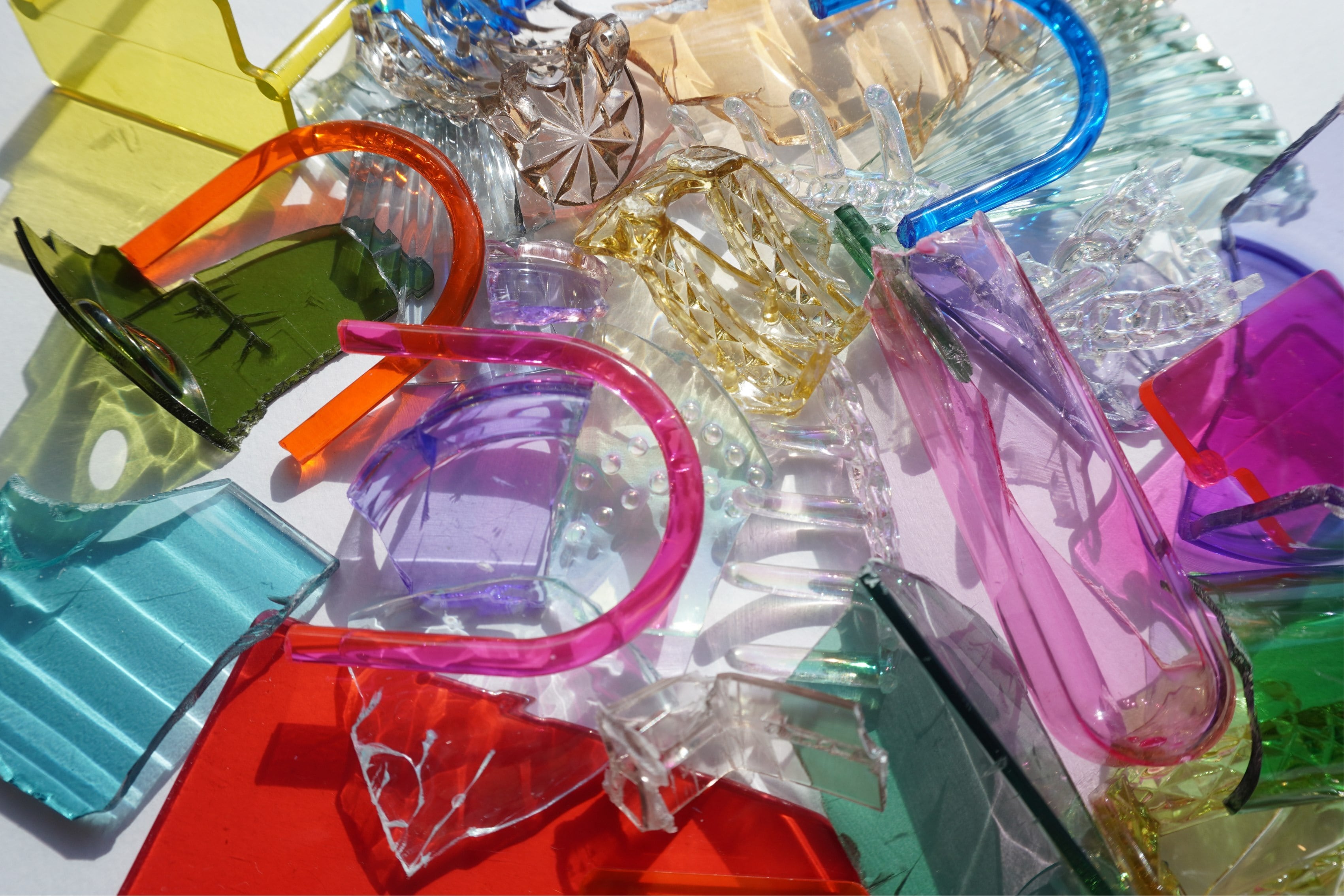 01. 素材は捨てられたプラスチック
      
      