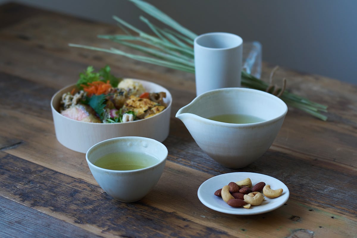 【How to】油分を切る爽やかな後味は、和食やお弁当、ナッツや焼き菓子とも好相性。
【 Point 】単体で味わうだけでなく、食事の輪郭を際立たせる「整え役」として。お気に入りの器や、移動中のボトルの中でも、日々の句読点に。