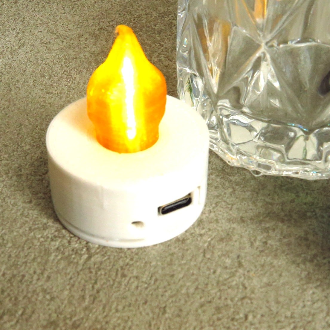 明るく揺れる充電式キャンドルライト「Akari-tiny（タイニー）」