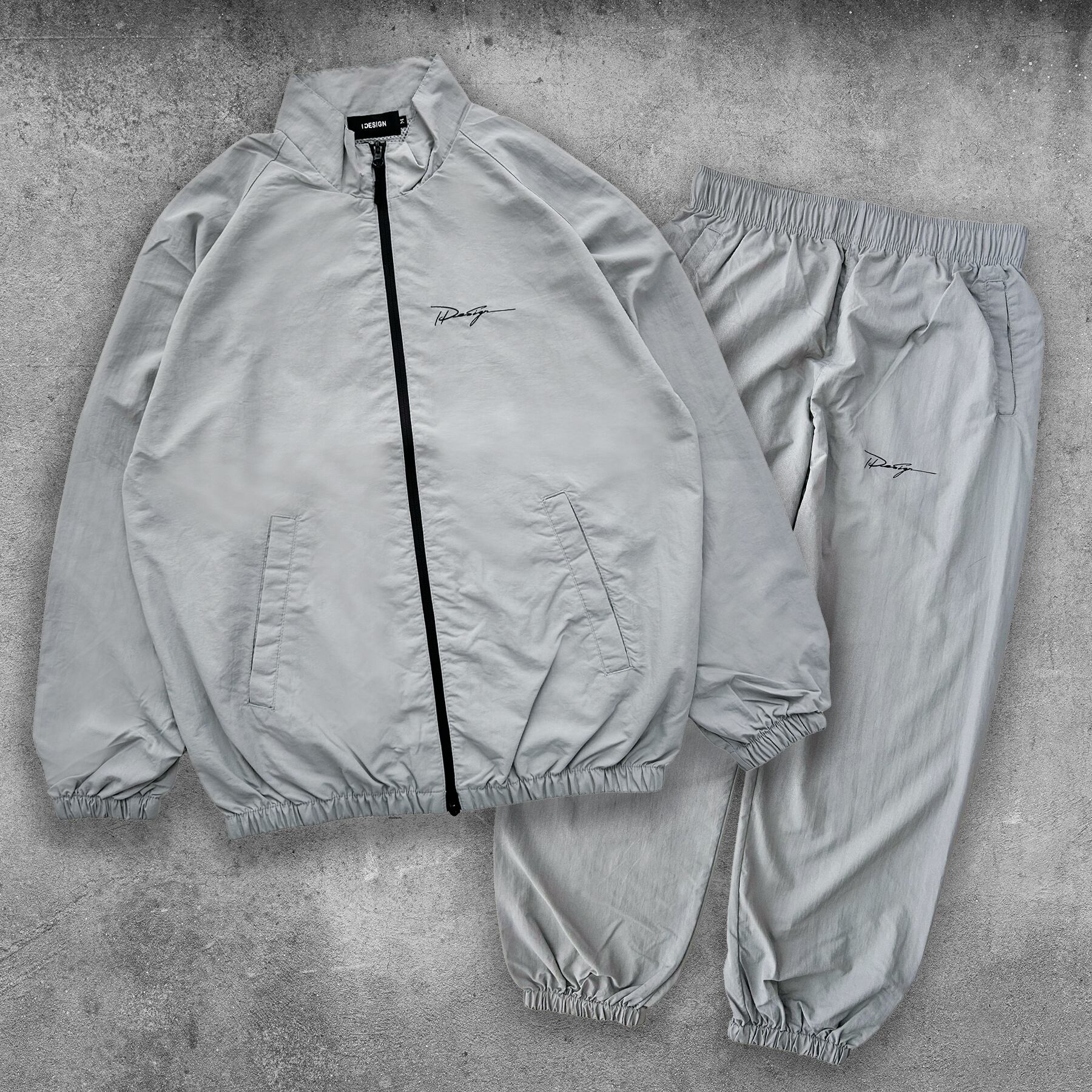 ID ナイロン トラックジャケット&パンツ【セットアップ】
ナイロントラックジャケットとパンツ上下2点セットです。フロントとバッグには繊細な刺繍を施し、さりげないラグジュアリー感をプラスしました。
¥19.800