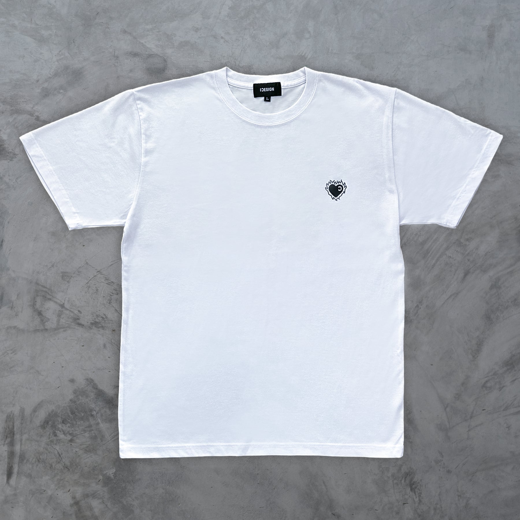 BLAZING HEART LOGO Tee
“LOVE × DESIGN = I DESIGN”
ブランドの核となるこのメッセージを体現した象徴的な一枚です。
¥4,500