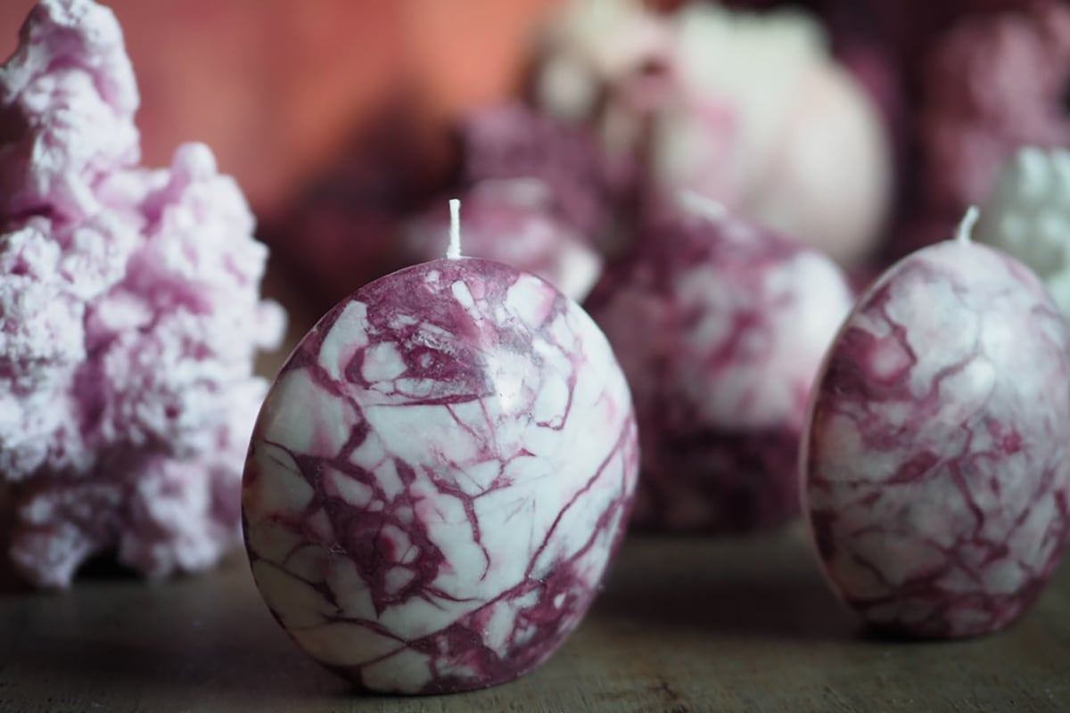 Jcandleは、いわゆる“教室”というより、制作のためのアトリエです。
初めて蝋に触れる方には、かたちをつくるための静かな基礎を。
すでに学びを重ねてきた方には、
余白や佇まい、作品としての呼吸を整える時間を。
何をどれだけ学ぶかよりも、どんな空気の中で、
ひとつの作品と向き合うか。
Jcandleは、その時間を大切にしています。