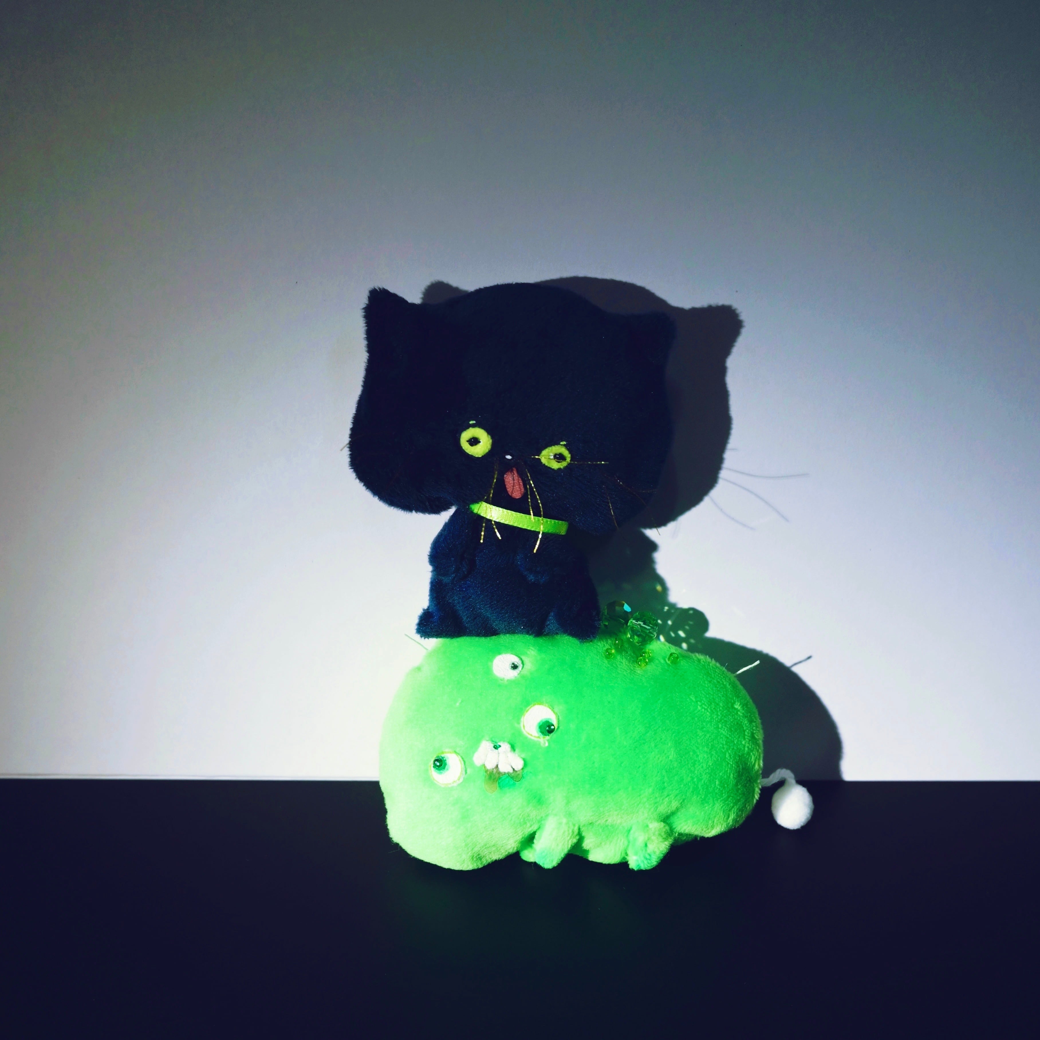 ふにゃふにゃの手のひらサイズのお守りみたいなぬいぐるみ、「ぺよシリーズ」。ぺよシリーズのモチーフは”正体不明”。ぺよたちが一体何者であるのか今のところ誰にもわかりません。時々ふにふに触ったり、においを嗅いで安心したり、顔の上に乗せて一緒に眠ったり・・・共に過ごす日々の中でその正体が見えてくるかもしれません。
何を考えているのか分からない表情が、持ち主の想いを汲みっとてくれます。
