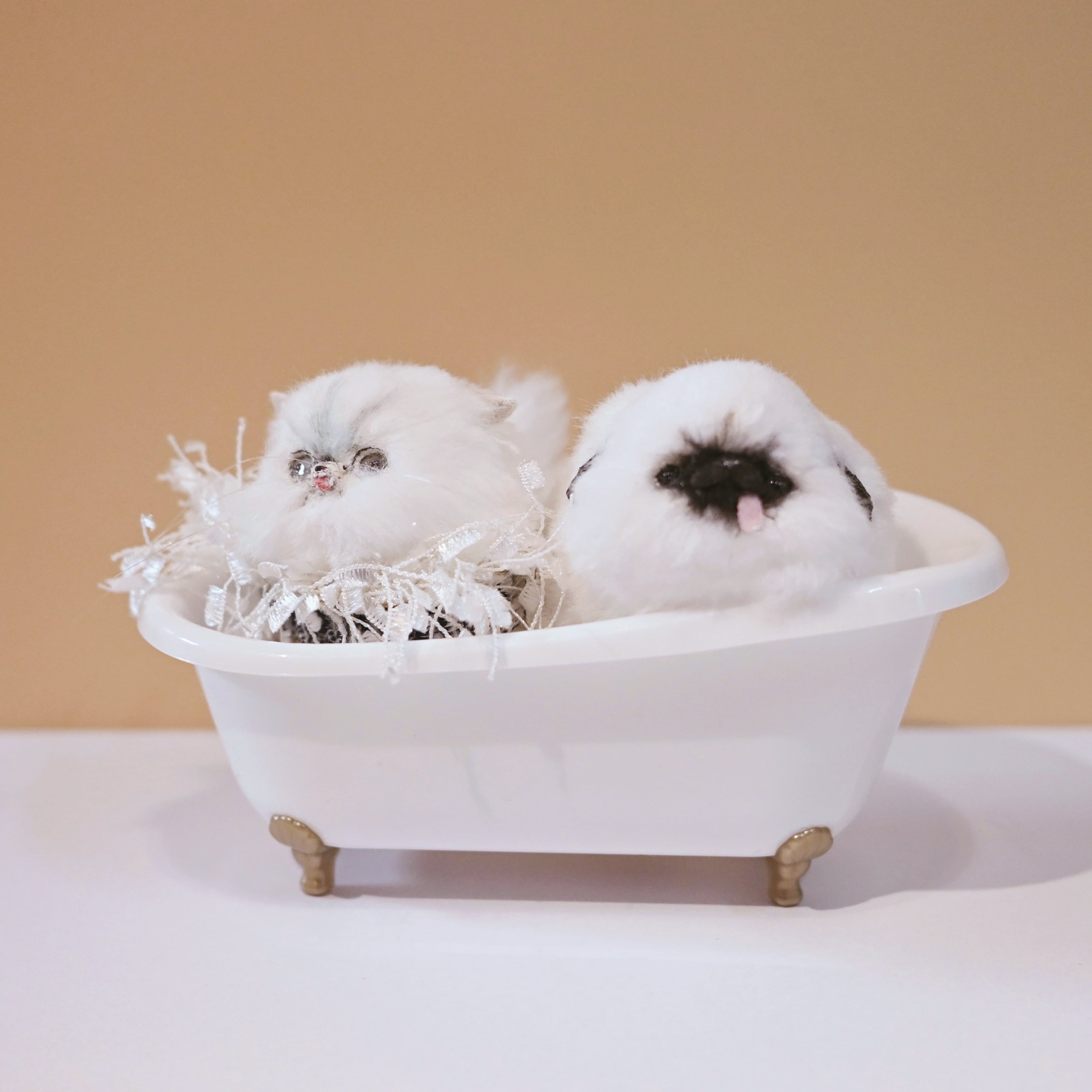 そこにいるだけで存在感を放つ、一風変わったKaninchenオリジナルDOLL。 PESO（ペソ）とは、“ちいさな安らぎにうっとりする、秘めたる心地よさ”を意味します。
◆ Peerless （比類なき）
◆ Enchant （魅了する）
◆ Serenity （安らぎ）
◆ Only One （唯一のもの）
頭文字を取りPESODOLLです。Kaninchenがお届けする最上級のとっておき、それがPESODOLLです。
