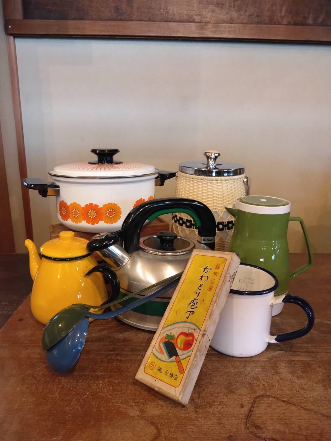 ★激レア★昭和レトロ★白鳥麗子でございます　ペア湯呑みセット ニトリ 湯呑 夫婦 ペア セット モノトーン湯呑大・小セット G5