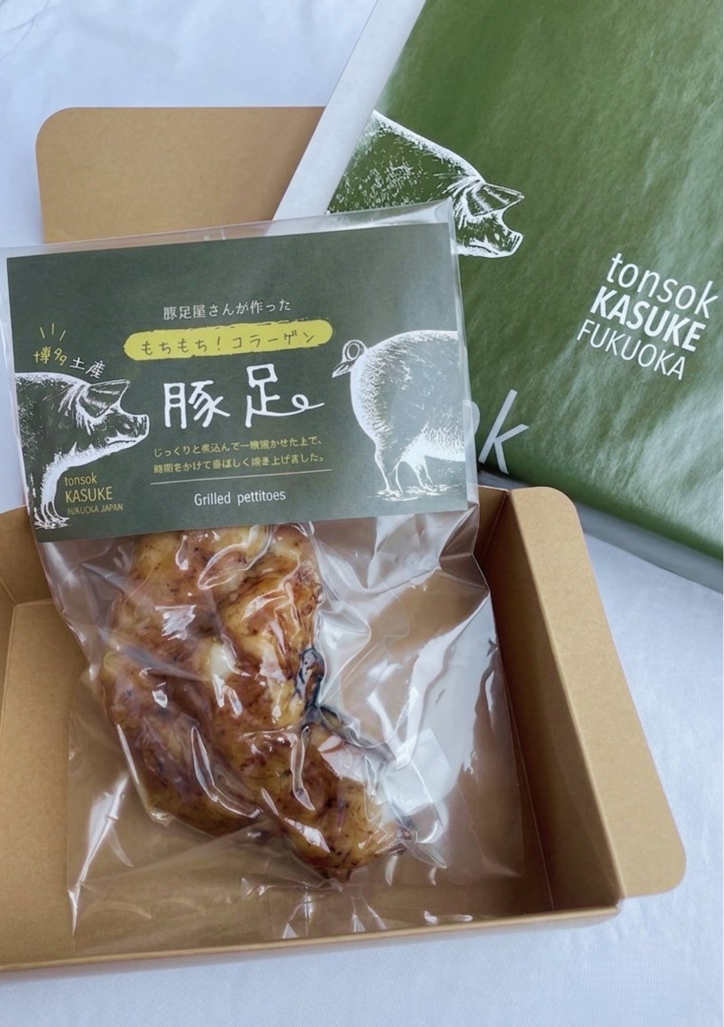 博多土産の新定番！

『お土産焼き豚足』
九州産の豚足にこだわり
仕込みから焼きあげまで３日かけ
１本ずつ手焼きしています。

常温保存商品なので
持ち運びや贈りものとして選びやすい♪