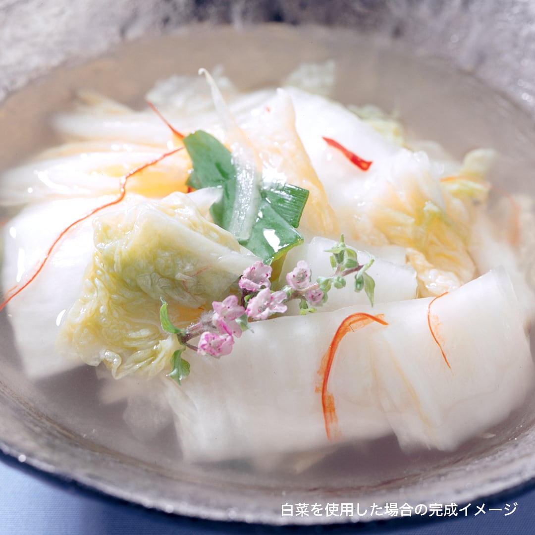 野菜と水を用意するだけで、約1kgの本格水キムチが作れる手作りキット。唐辛子を使わないため辛みがなく、爽やかな酸味と素材の旨みが溶け出した「発酵スープ」をまるごと楽しめます。専用容器と計量済みの材料がセットになっているので、初心者の方でも届いたその日から失敗なく仕込みが可能です。