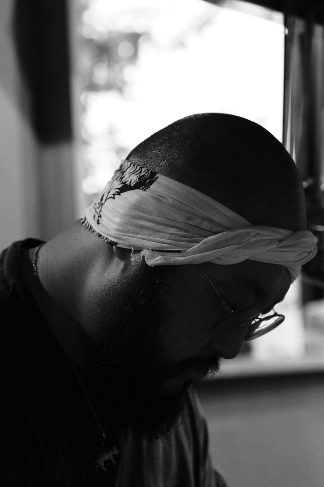 <strong>四代目醗酵職人
「金建三（KIM SAMUEL-KENZO）」監修</strong>

私たちが作っているのは、派手な味のキムチではありません。 奇をてらわず、ただ素材の声を聞き、整える。雨の日も風の日も続けてきた「当たり前」の積み重ねこそが、私たちの誇りです。
流行を追うのではなく、いい年の取り方をしていくこと。それは人も、キムチも同じかもしれません。

ホントのキムチは、市販の加熱殺菌されたものとは異なる、刻一刻と熟成が進む「生きたキムチ」です。届いた後も冷蔵庫の中で育ち続ける、本物の発酵の力をぜひ毎日の食卓に取り入れてください。