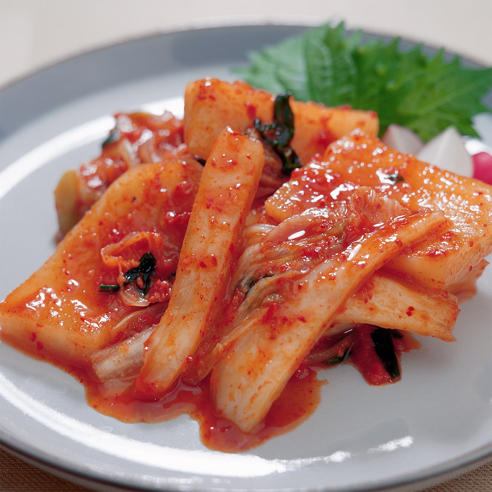 昆布ダシと魚介の旨みが凝縮された、当店一番人気の定番白菜キムチ。無添加（保存料・着色料・調味料（アミノ酸等）不使用）・天然醗酵で仕込むため、時間の経過とともに乳酸菌が増え、味わいの変化を楽しめます。ご飯のお供はもちろん、豚キムチなどの料理にも最適。