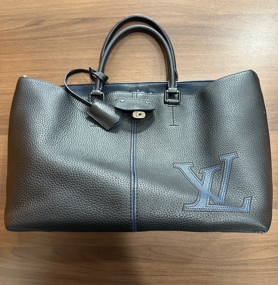 LOUIS VUITTON<br>
トートバッグ
