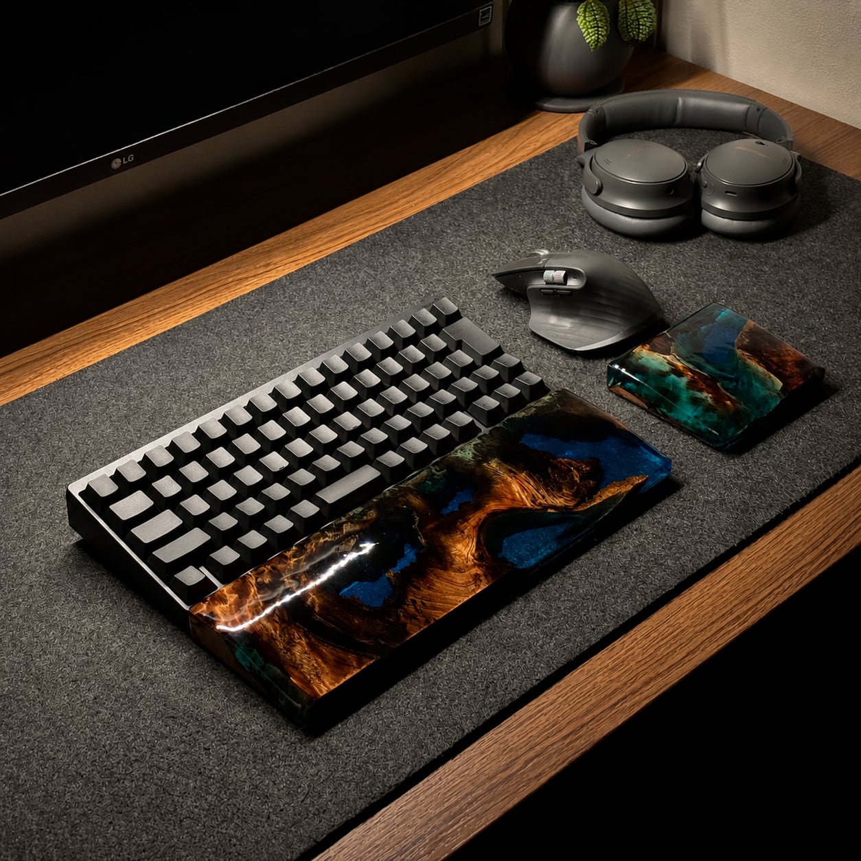 木とレジンで奏でる小さな工房屋丨キーボードパームレストなど