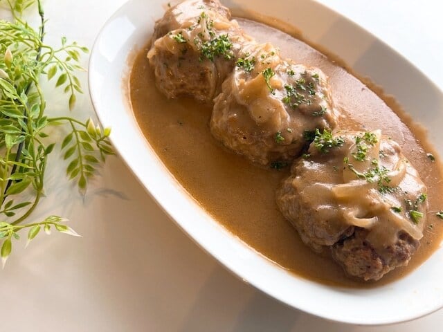 ビーフハンバーグステーキ 濃厚グレービーソース添え / Beef Burger with Guinness & Onion Gravy