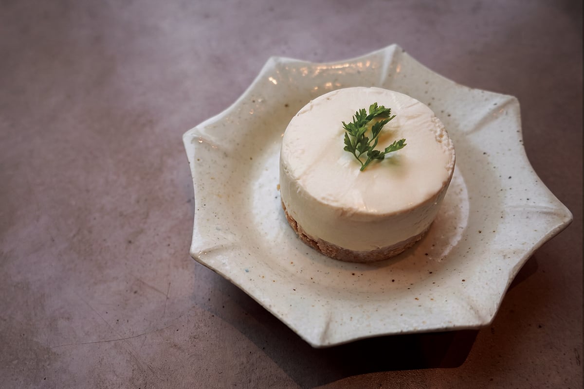 しっとりとしたビスケット生地に、酸味を抑えたまろやかさが特徴のチーズケーキ。口の中でふんわり溶けるような優しい味わいです。