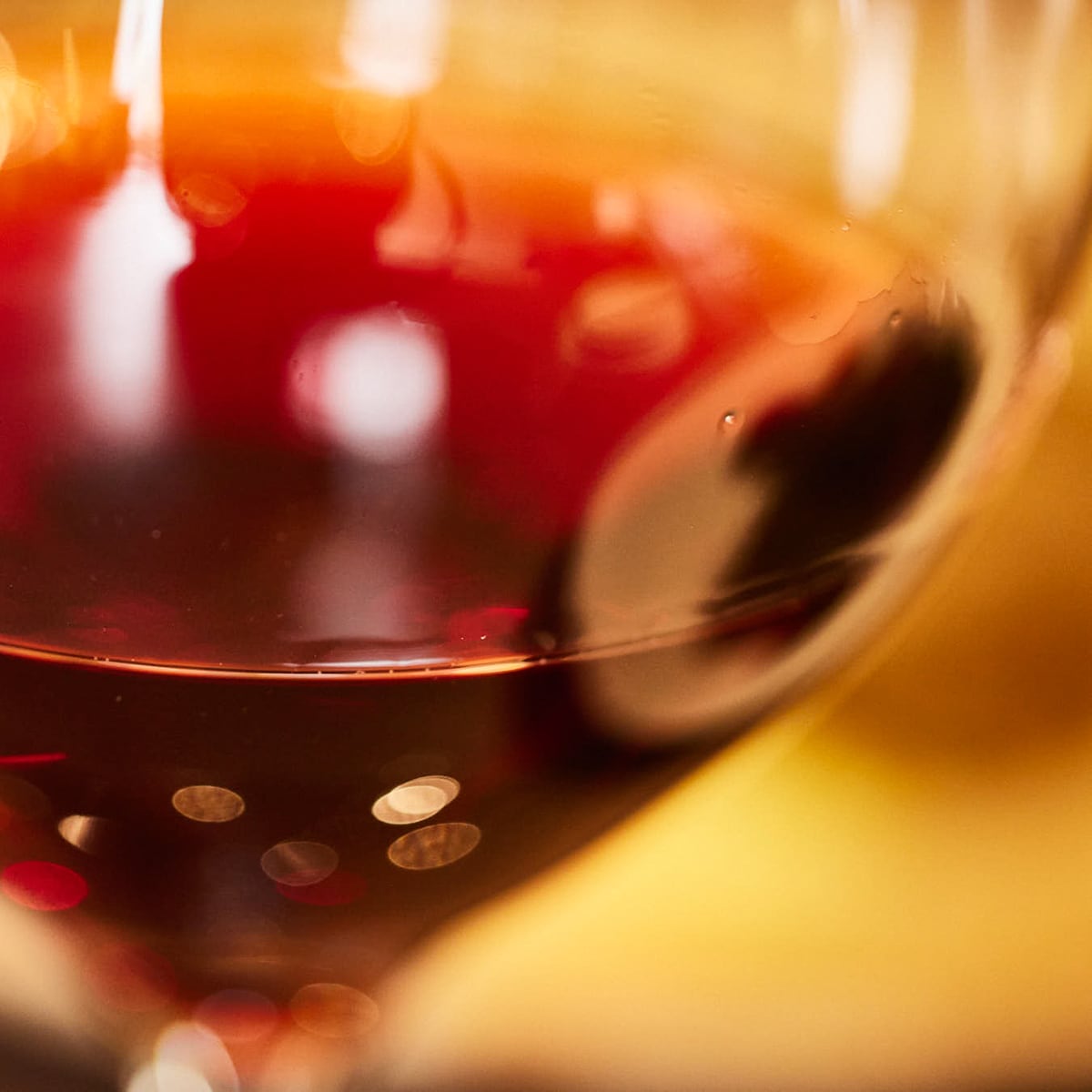 南アフリカでは、世界でも最も厳しいサステナブル基準のもと、約95％のワイナリーが減農薬や水資源保全に取り組んでいます。<br><br>環境に配慮しながら生み出される、高品質で個性豊かなワイン。<br><br>その一杯が、日常に静かな豊かさをもたらします。