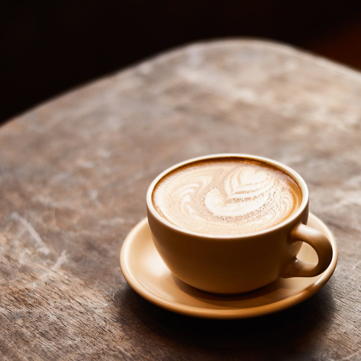 タンザニアの農園は、ンゴロンゴロ自然保護区に隣接する広大な土地にあります。<br><br>象やバッファローが歩いてくるほど、自然と共にある環境で育つのは、最高級のスペシャルティコーヒー。<br><br>地域コミュニティとのつながりを大切にしながら、持続可能な方法で農園を未来へとつないでいます。