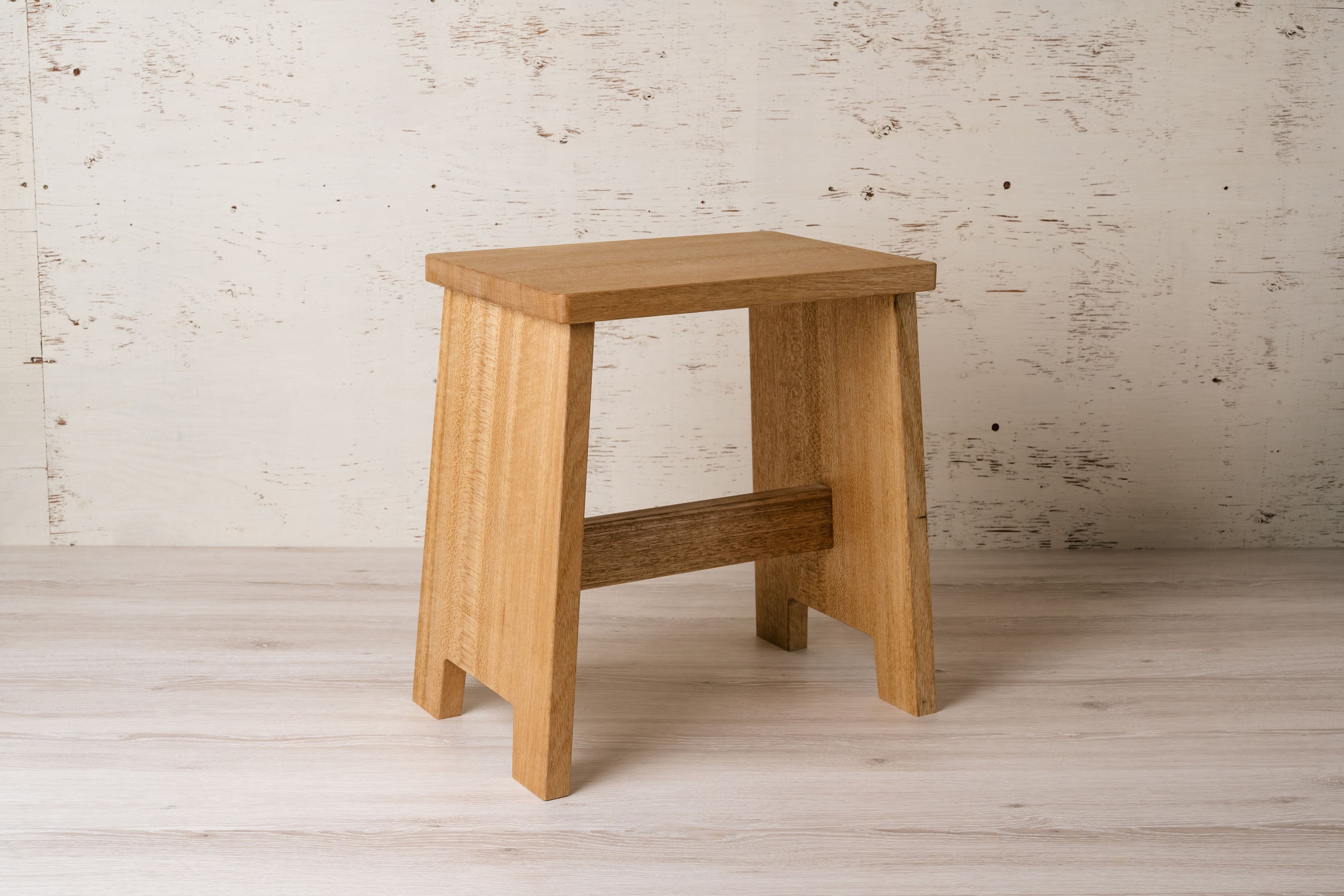 大衆飲食店で使われる椅子をつくることから考えたスツールです。
素材には現在希少になりつつあるラワン無垢材を使用。
どこか懐かしく、学校や祖父母の家を思い出すような、生活に馴染む表情をもっています。