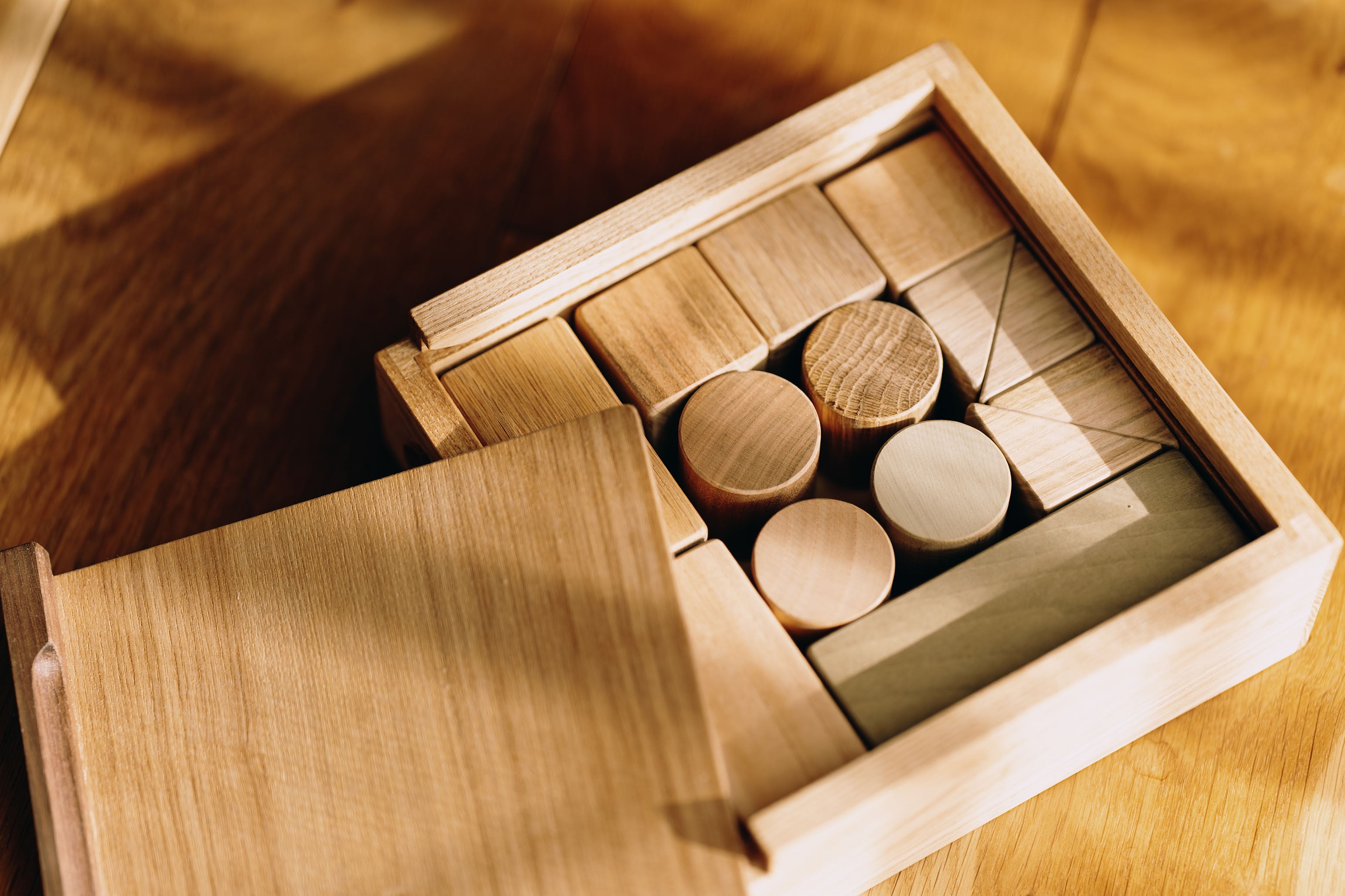 家具材として使われる事なく、廃棄されたり、薪やチップになってしまう木。
その“行き場のない材“にもう一度触れる理由を持ちたい。
そんな思いから、この積み木は生まれました。