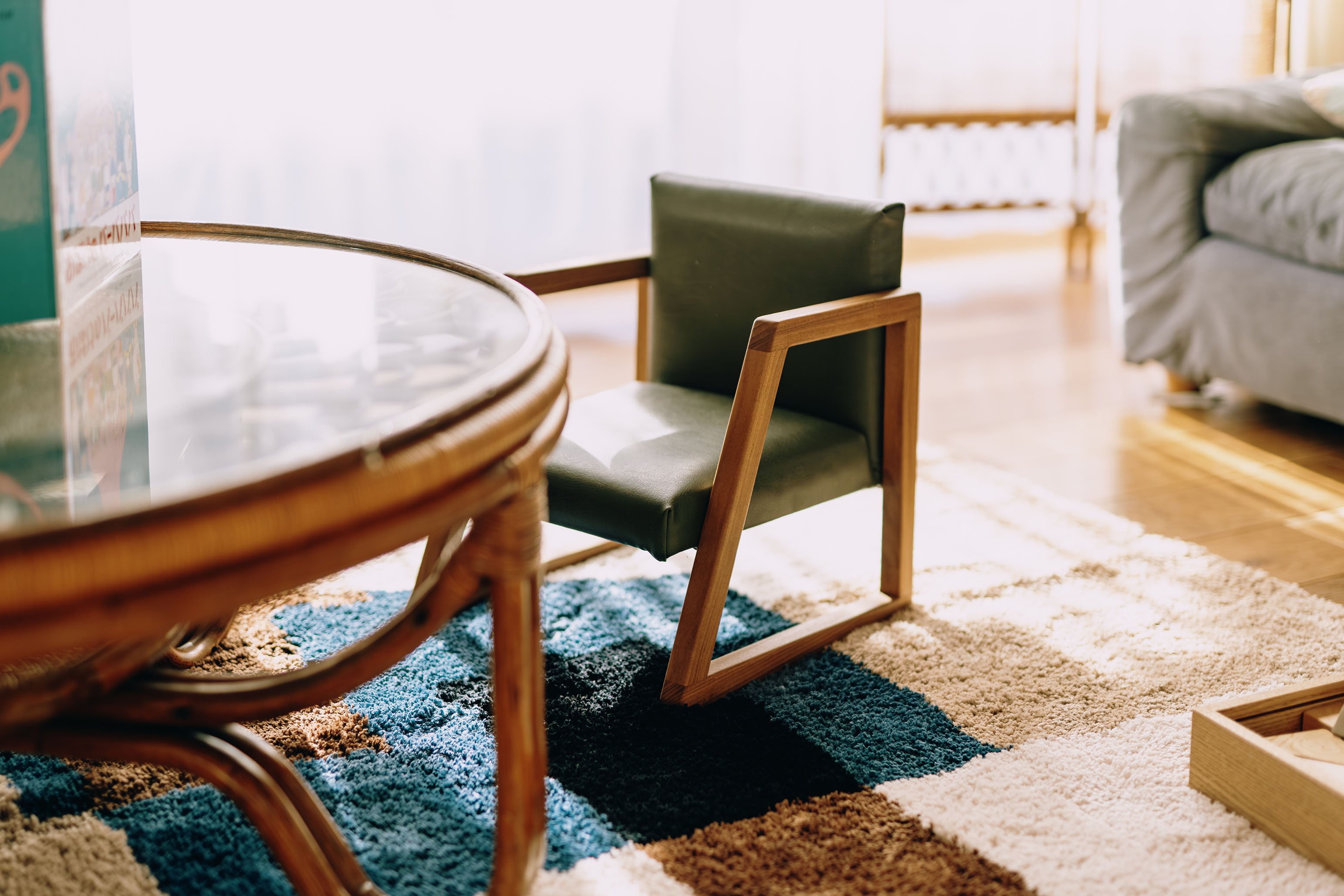 2歳になった娘と一緒に食卓を囲むために作った1脚の椅子から生まれました。
「ここにちょこんと座れるおしゃれな椅子が欲しいな」
そんな日常の会話から始まり、何度も形を見直しやっと完成しました。