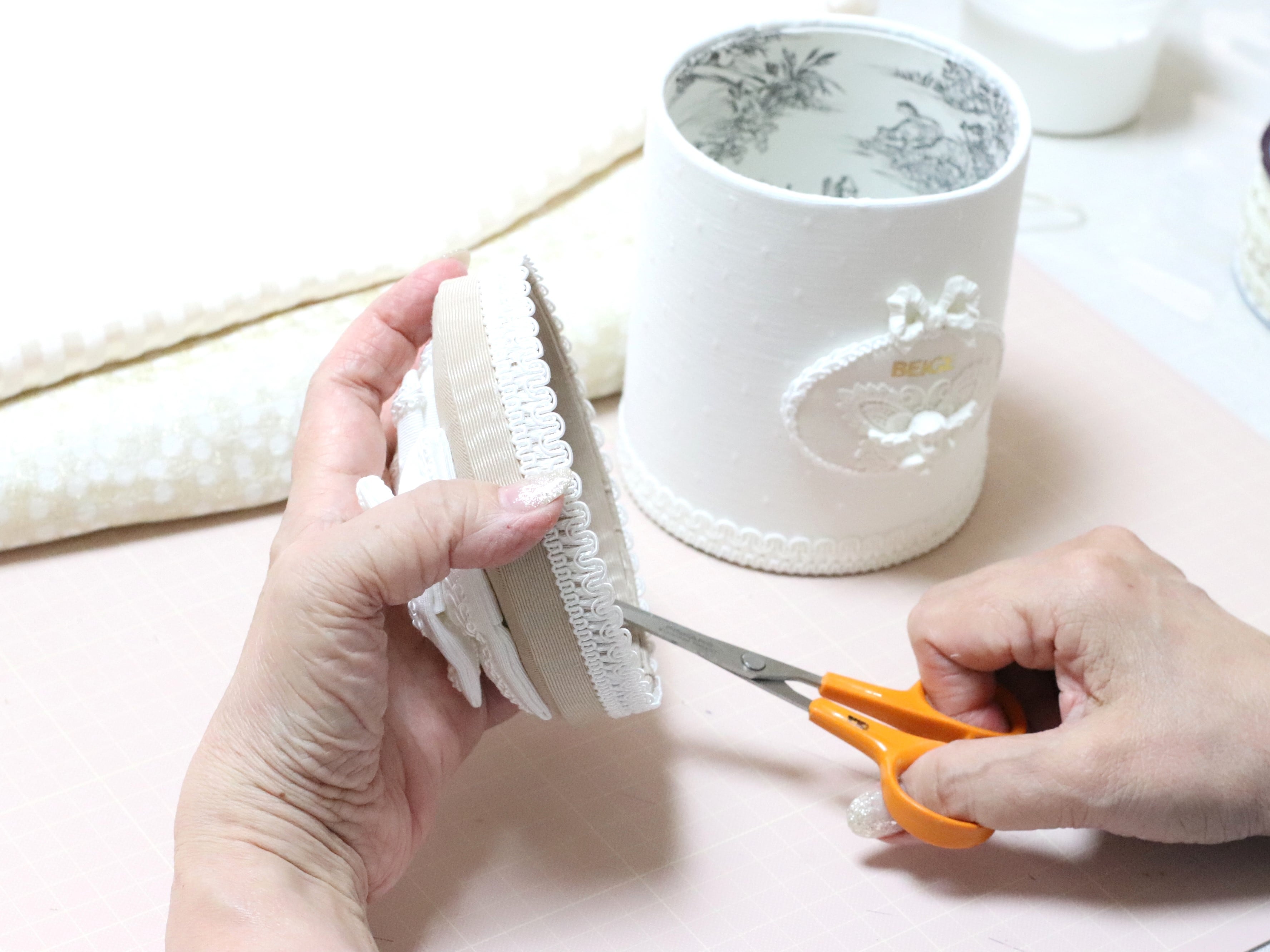 ひとつひとつ心を込めて
カルトナージュの丁寧な手仕事