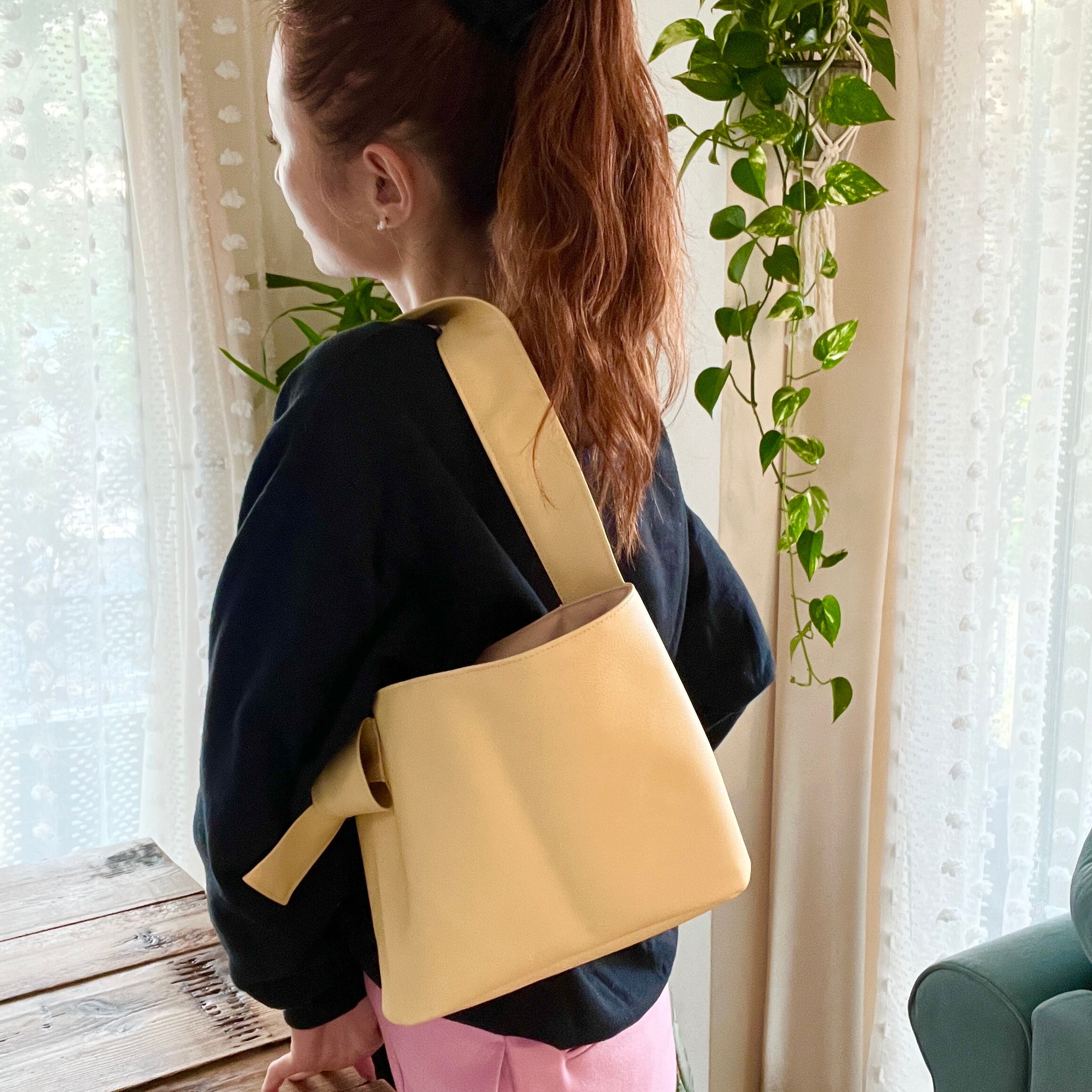 Bucket shoulder bag yellow
