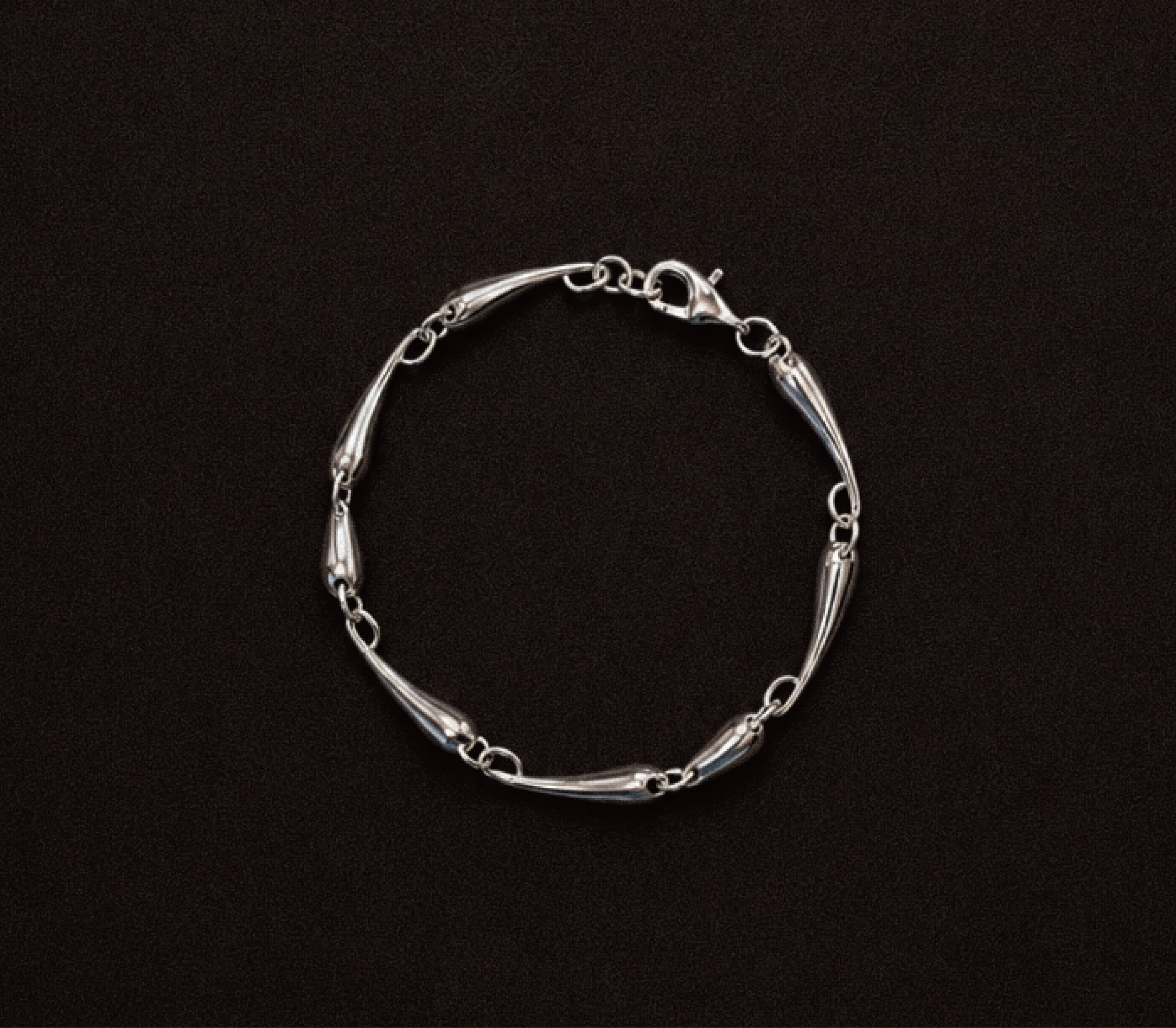【1st Edition】Silver925 H Drop Bracelet “Veiné”

Silver925 H Drop Bracelet “Veiné”は日本国内で生産され、熟練した日本の職人が一つひとつ丁寧に、確かな技術と精度で製作・仕上げを行っております。

既存の真鍮素材とは違い、日本の職人が生み出す、Silver925ならではの美しい質感をぜひお楽しみください。

滑らかな曲線や自然な着け心地、ミリ単位まで丁寧に磨き上げられた美しい繊細な仕上げを行なっており、使い込むほどに風合いが深まり時間とともに自分だけの表情へと育っていきます。

nautéは日本のものづくりとともに、移ろう時間の中で新たな物語を紡ぐアクセサリーをお届けします。

