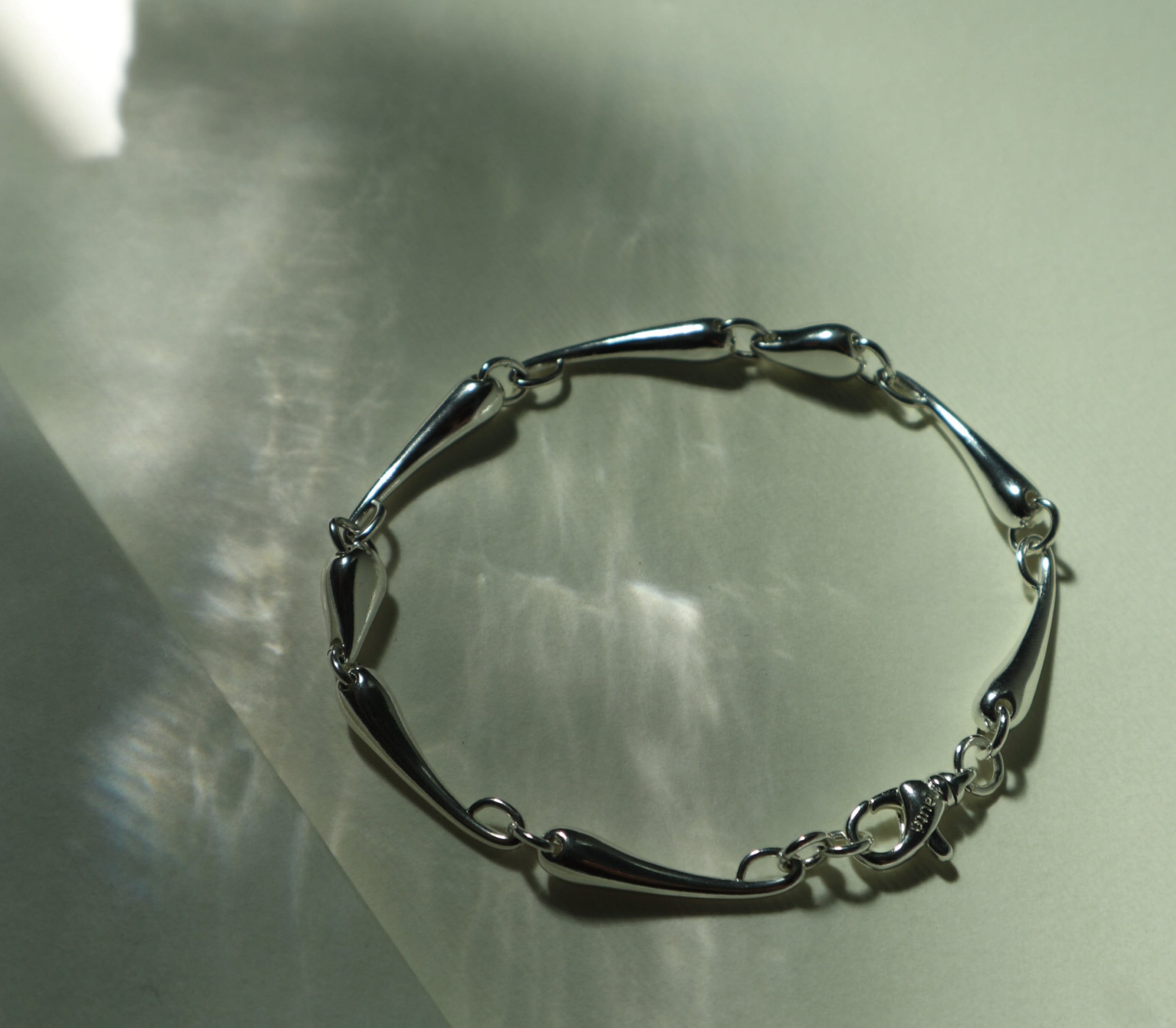H Drop Bracelet “Veiné”
大地を巡る脈をテーマに実際に自然にある石からデザインインスピレーションを受けたブレスレット”Veiné”（ヴェーヌ）

ヴェーヌは自然が時間をかけて刻んだ流れや模様を意味し、その名の通り、大地の脈、川の水が岩を削り、形を描くような有機的なフォルムが魅力です。

