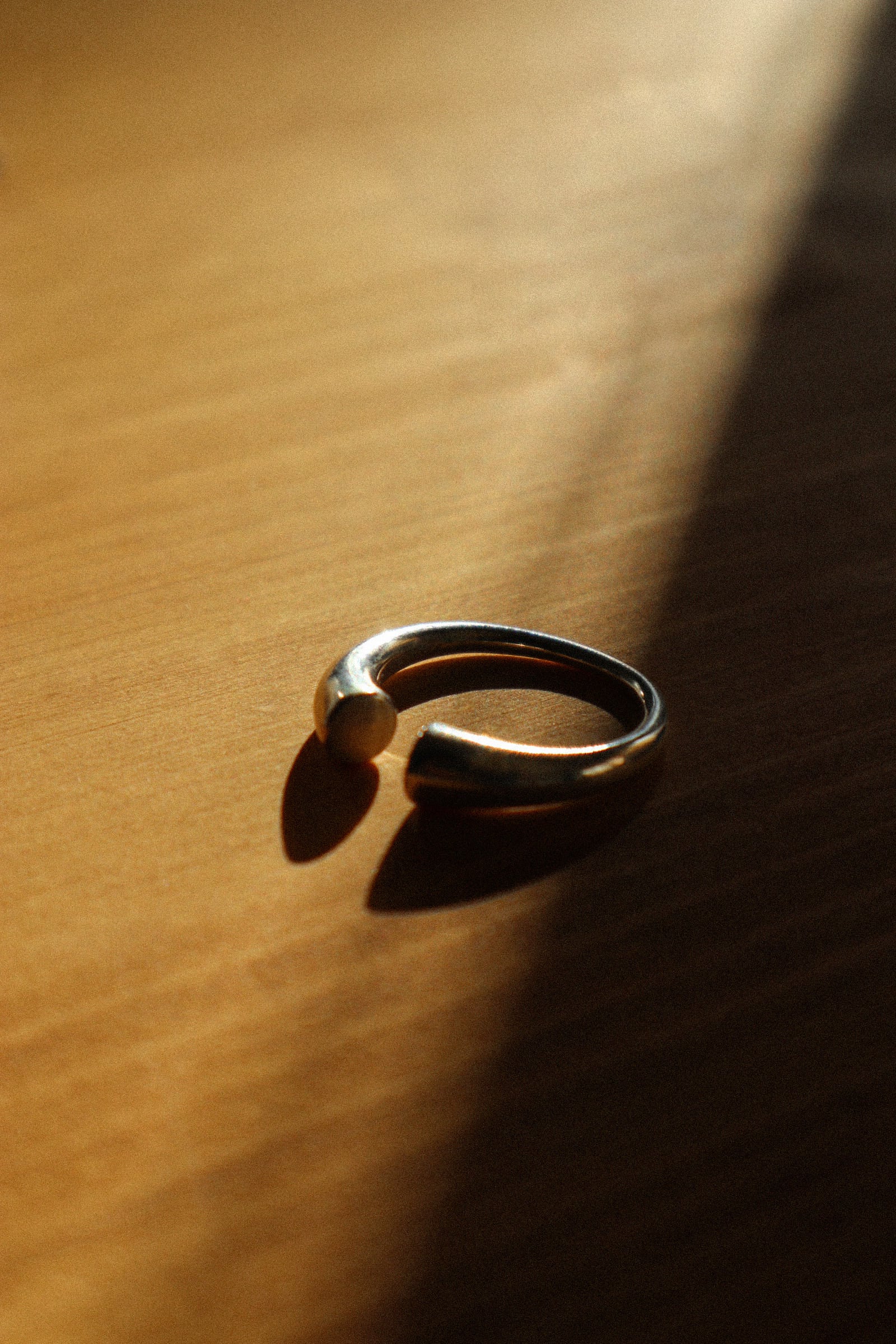 Silver925 Curve Ring “Airé”
Silver925を使用したCurve Ring “Airé”(エーレ)
空気のように、静かに佇む。
余白と抜け感を活かしたサイズ調整が可能なオープンデザインが魅力のリングです。

両端をフラットに仕上げたフォルムは、金属の美しさを引き立てながら、ヘアライン加工によって穏やかな光を放ちます。