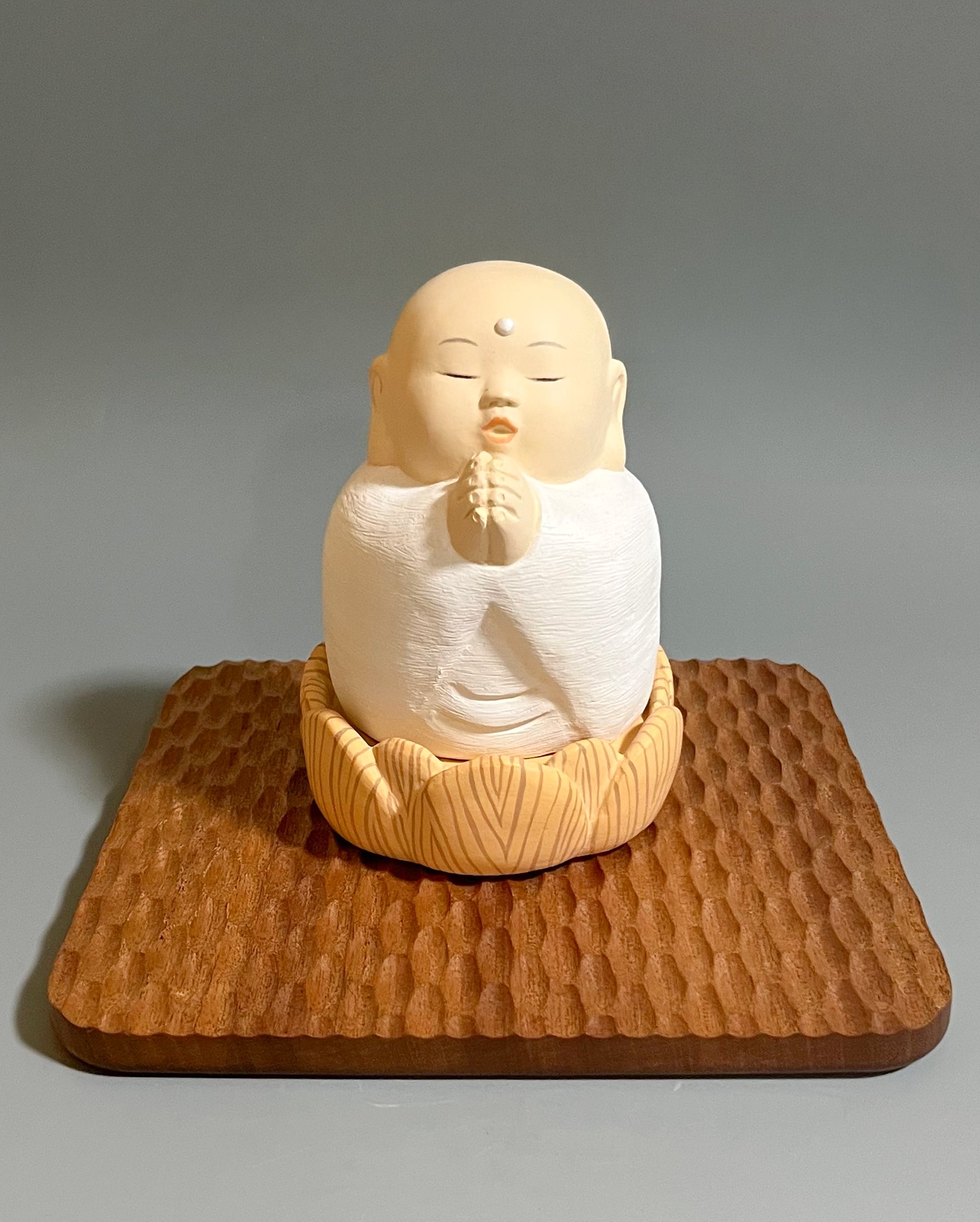 手を合わせて祈る姿。
あなたと一緒に時を過ごします。