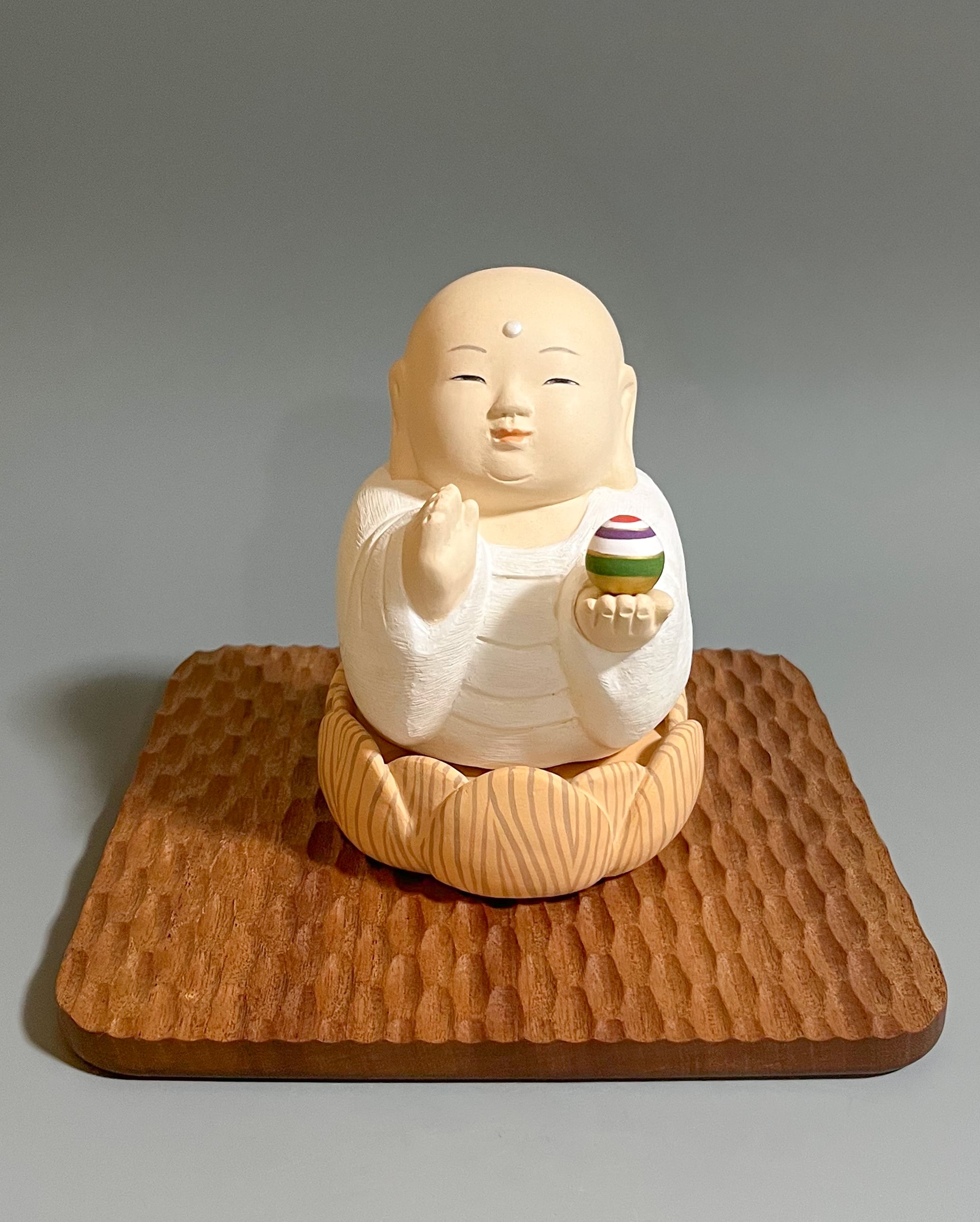 宝珠をもって祈る姿。
やわらかい表情で、いま を寄り添います。