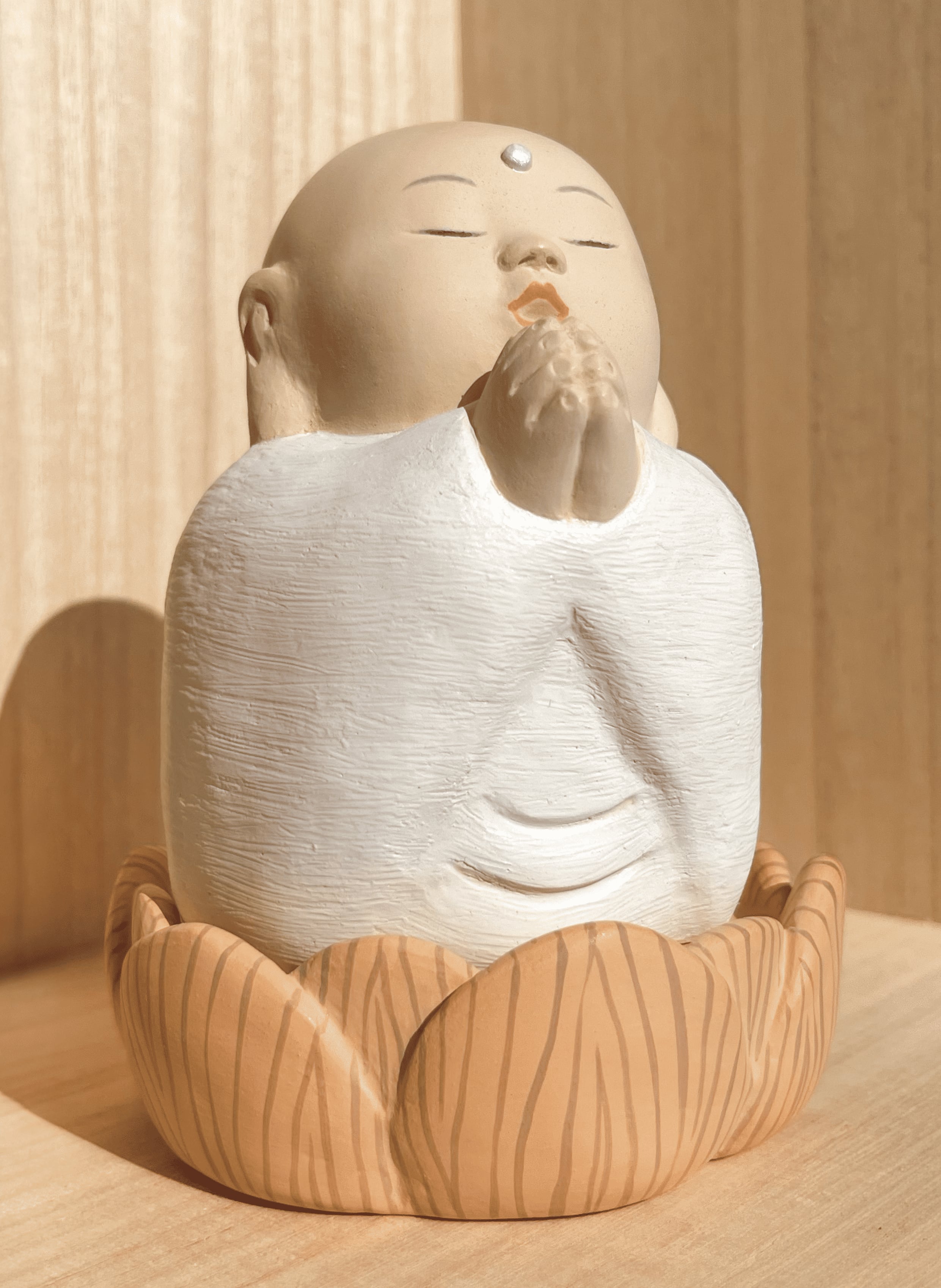 京都 土人形しろ と同じ製法と工程。
あたたかさ、素朴さを感じられる素焼きの質感を活かす清水ならではの絵付けを大事にしています。