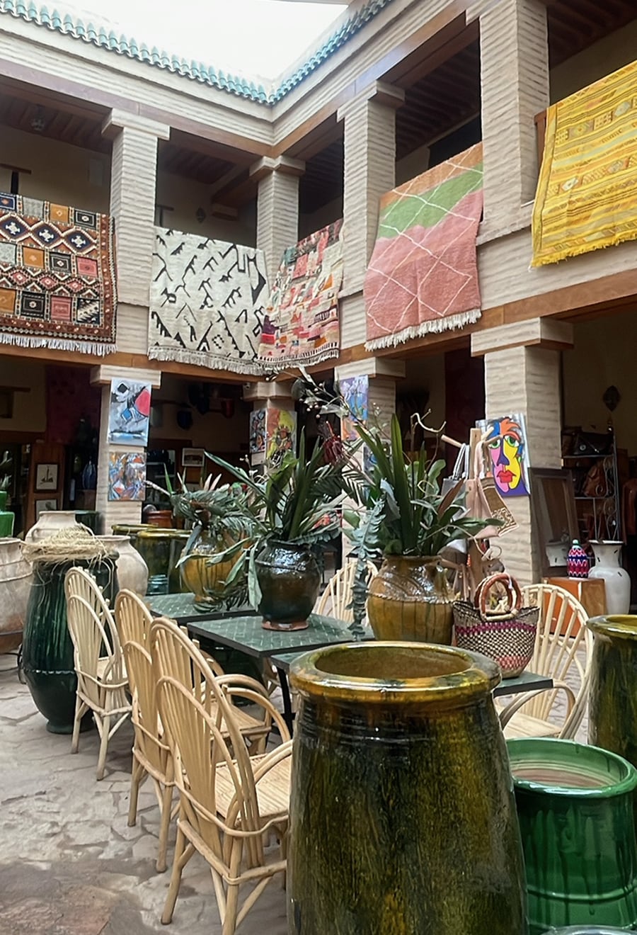 ヨーロッパの
洗練されたしなやかさ<br/>
アフリカの
まっすぐで大胆な息吹