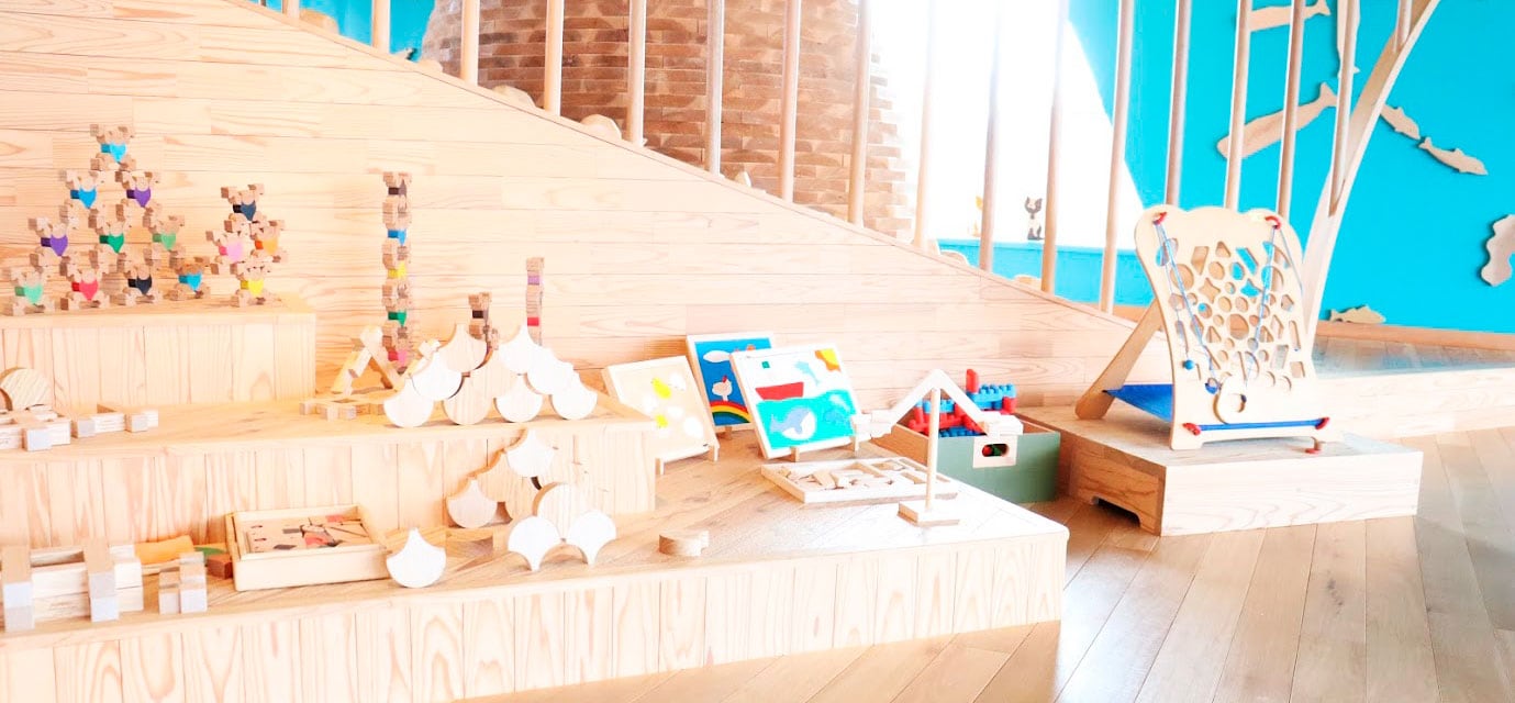 自然のぬくもりに触れて、
自由にあそぶ。
五感がひらく木のおもちゃ。
