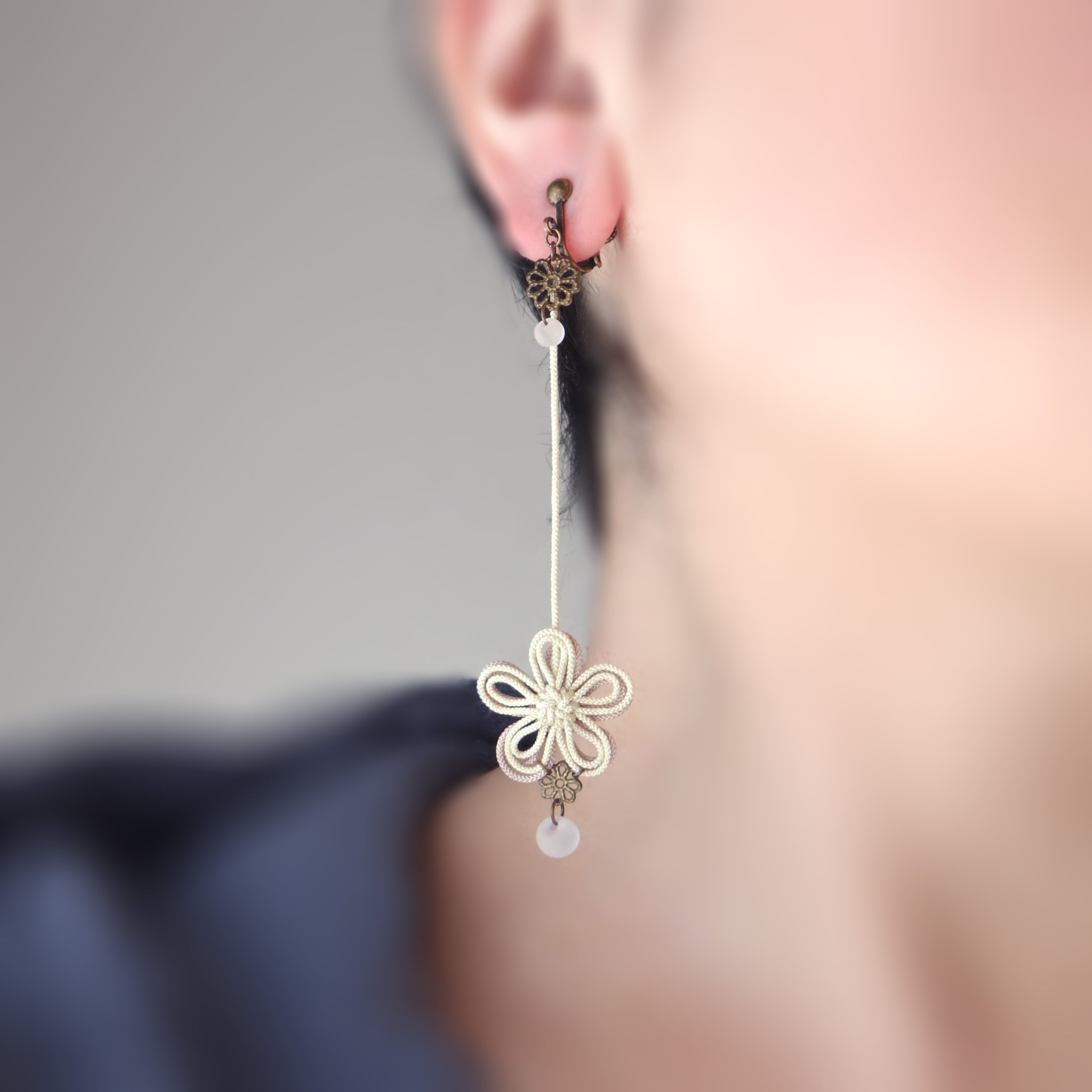 2025.12.1. up
ピアス「暁ふくら」（アイボリー×薄茶）