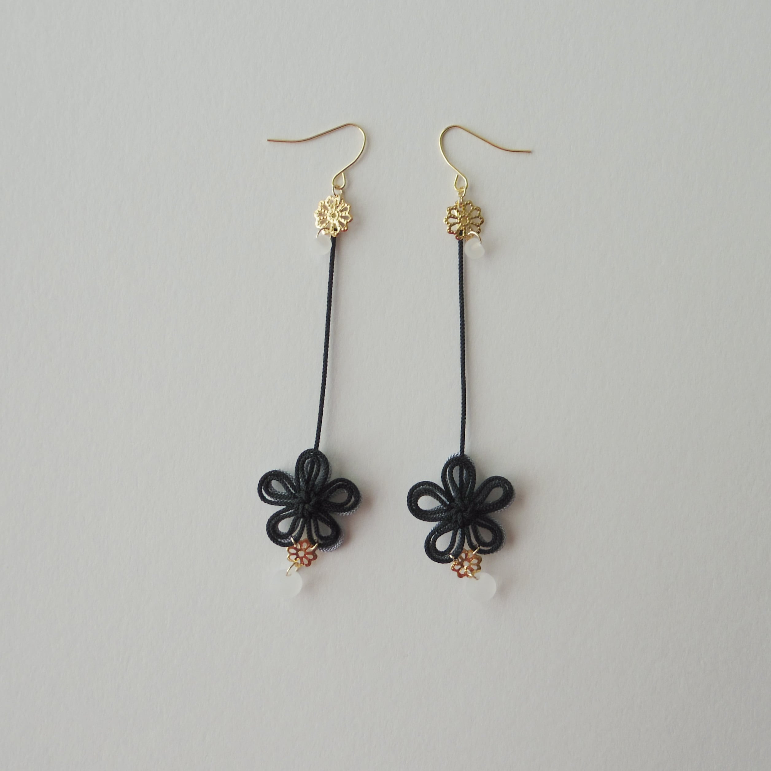 2025.12.16. up
ピアス「囁ふくら」（黒×グレー）