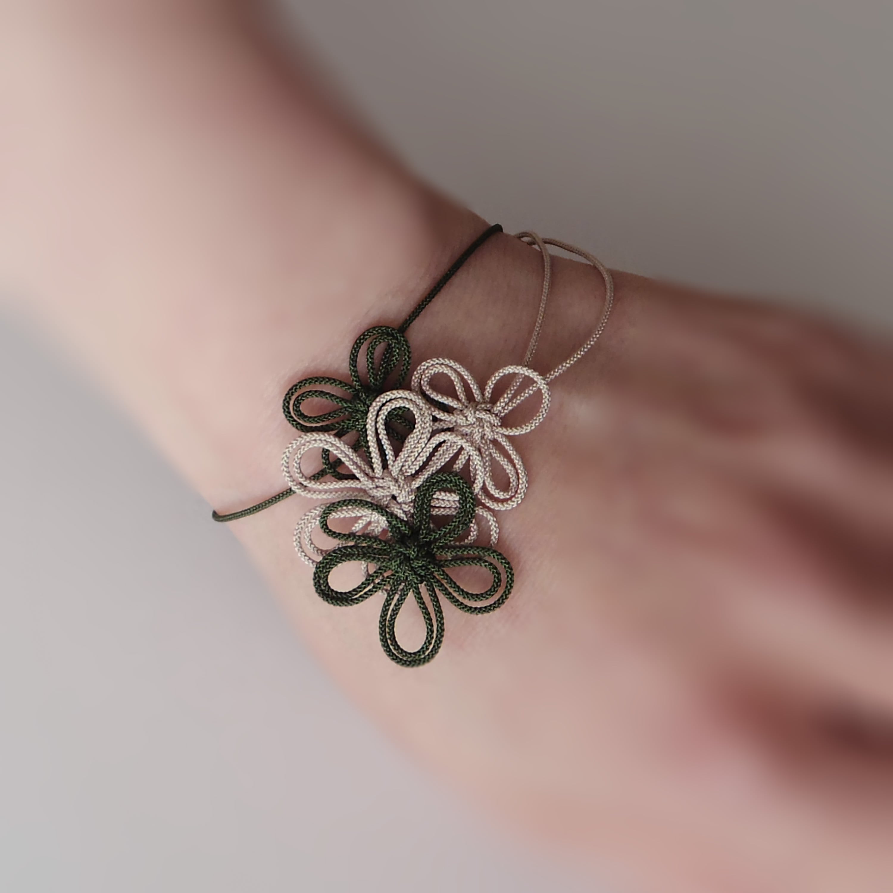 2026.1.29. up
ブレスレット「萌、逢観ての」（深緑×薄茶）