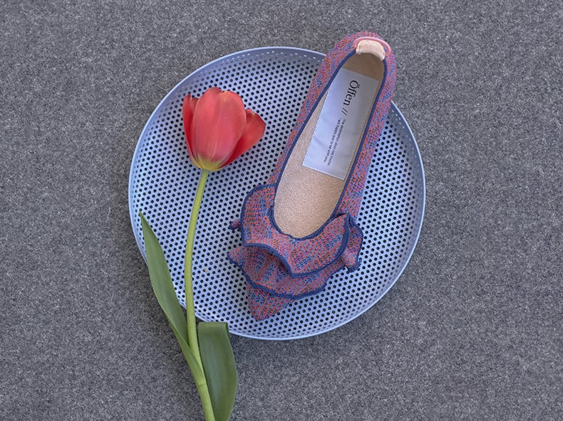 地中海のサンセット。デニムのセットアップでワインを片手にアペロを楽しみながら、太陽と海の静けさが溶け合うひとときを堪能。