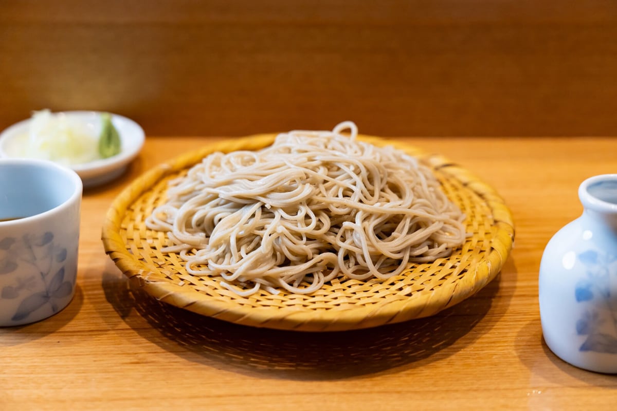 晩酌にも贈り物にもぴったり。冷たい蕎麦でも温そばでも楽しめる完成度と、食卓での満足感を両立。