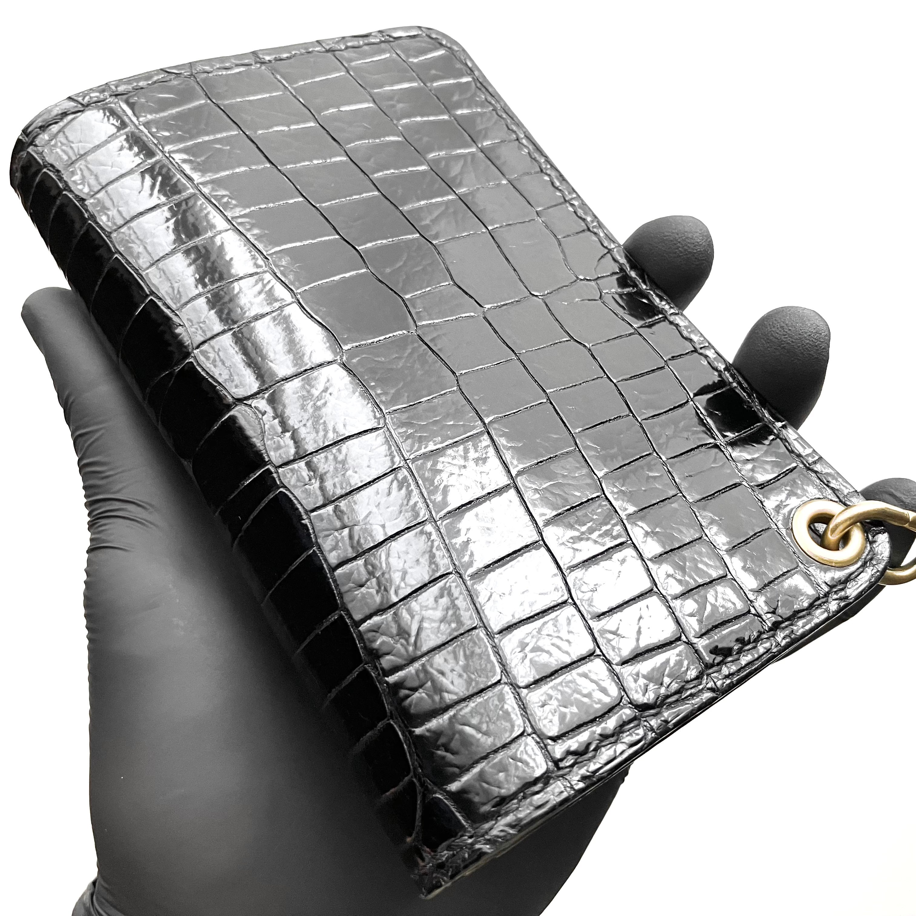 本体外周<br>
ウォレットチェーン取り付け金具