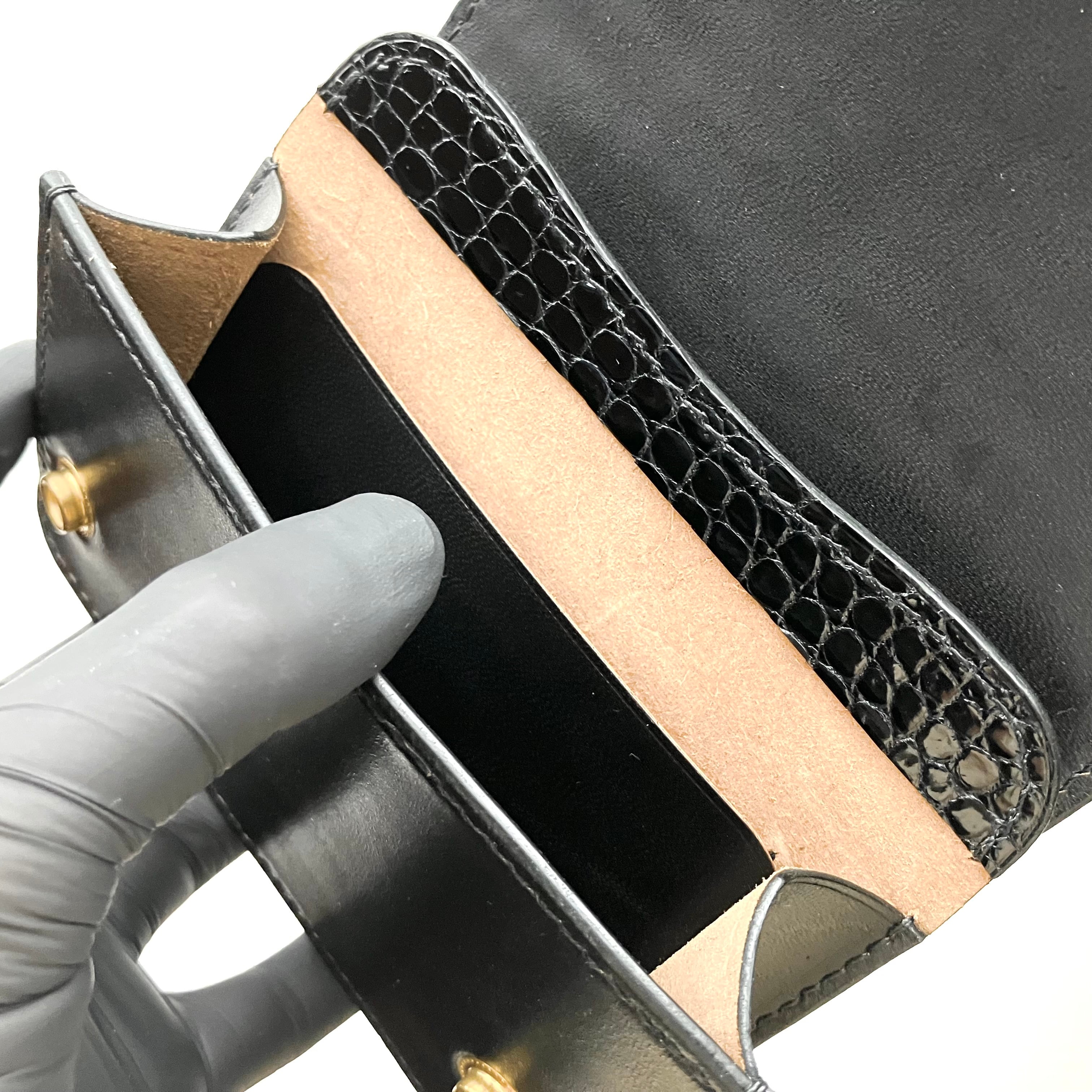 ファスナー不使用<br>
独自のコインケース